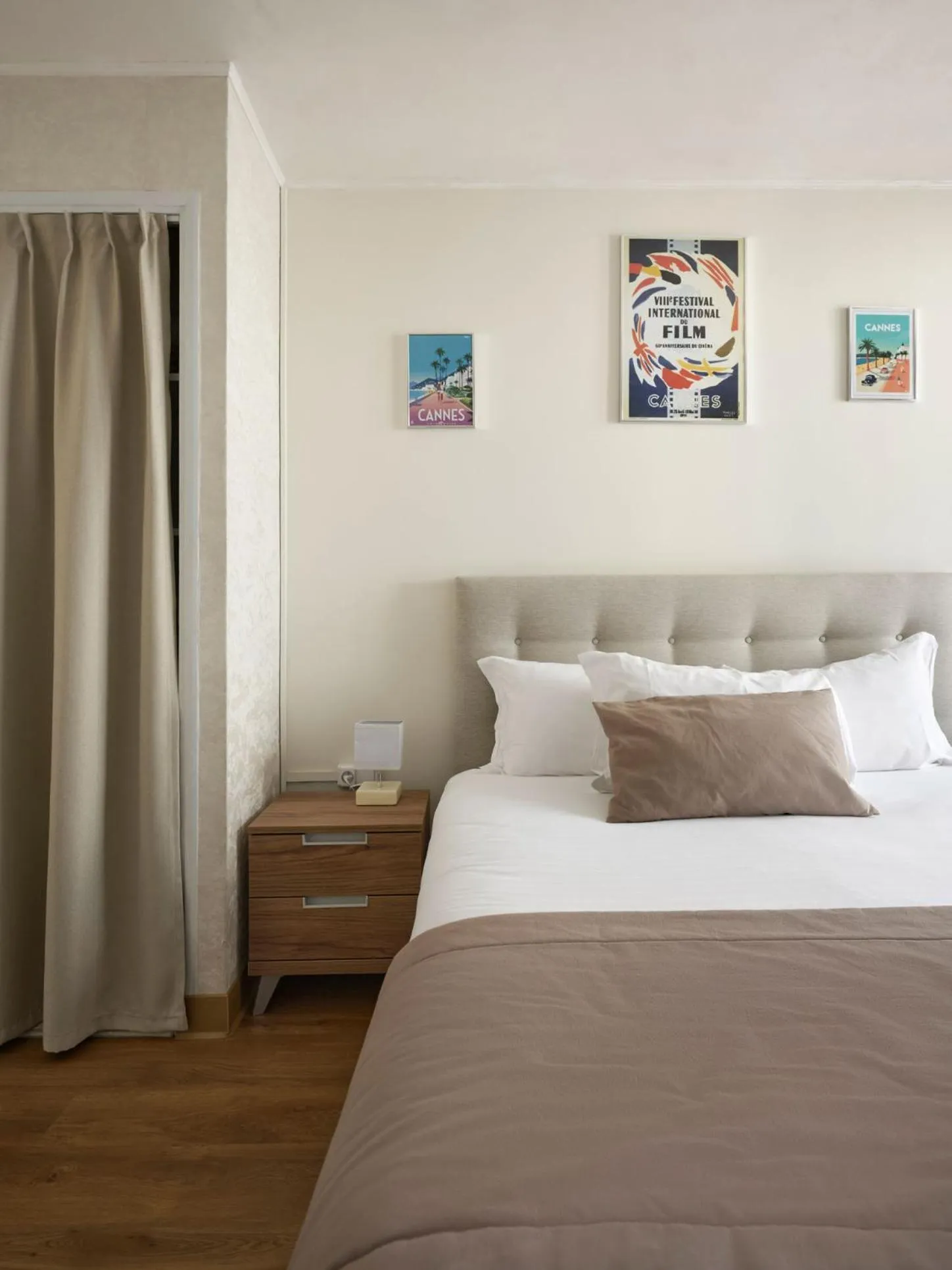 Bed in Hotel des Congrès et Festivals