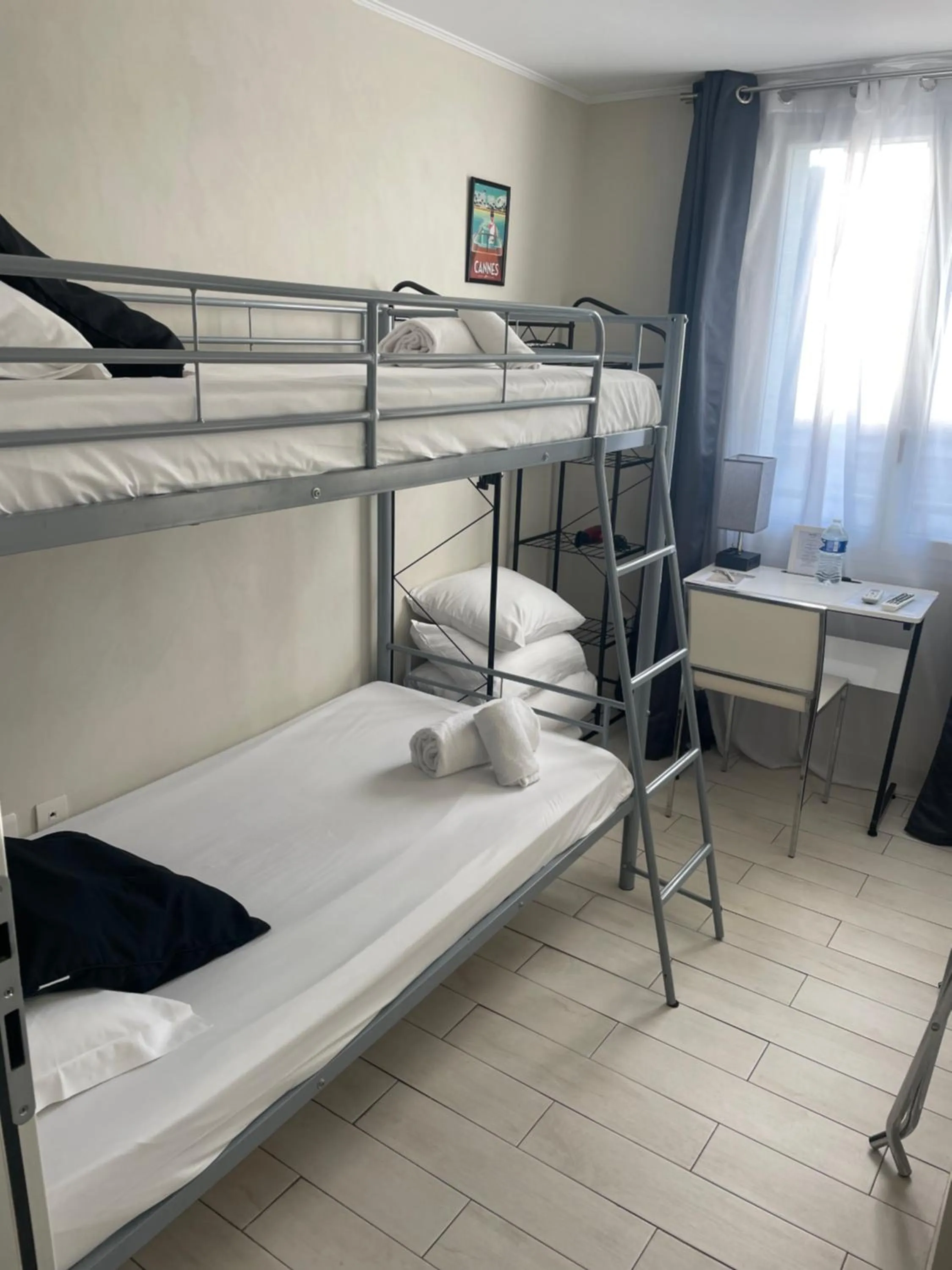 Bathroom, Bed in Hotel des Congrès et Festivals