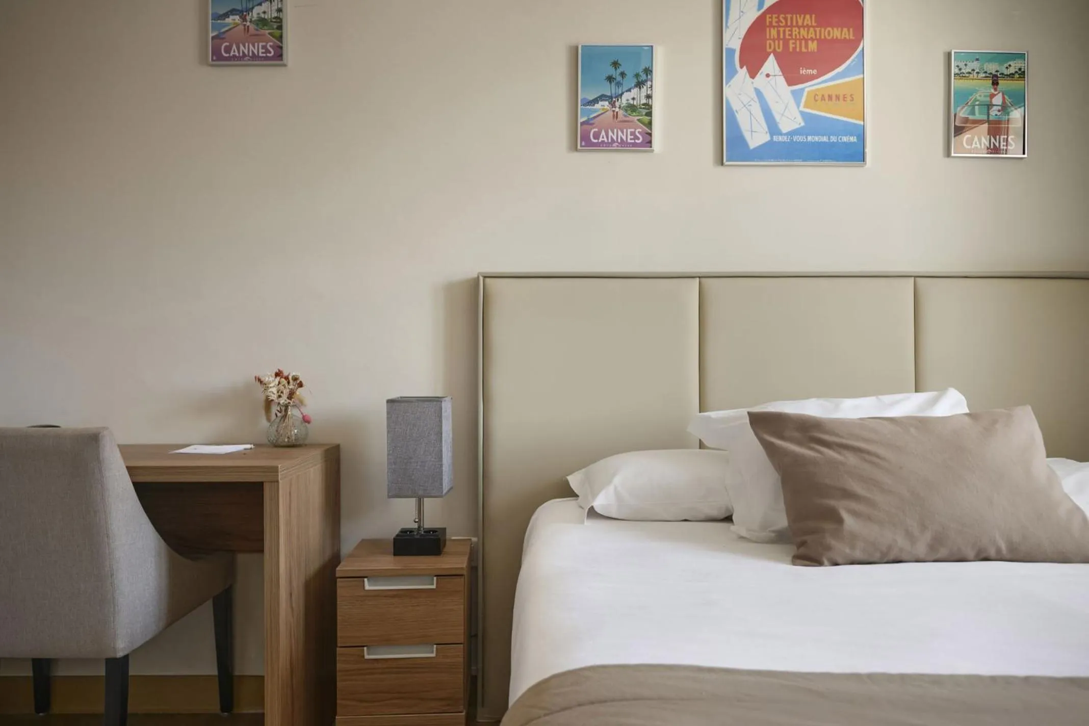 Bed in Hotel des Congrès et Festivals