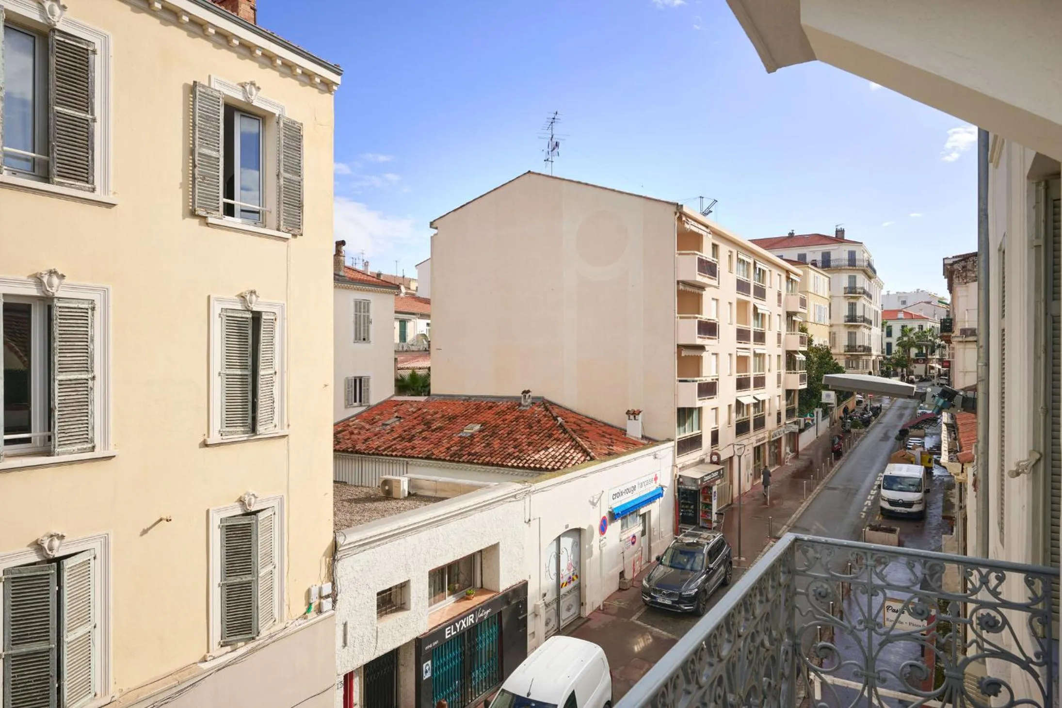 Neighbourhood in Hotel des Congrès et Festivals