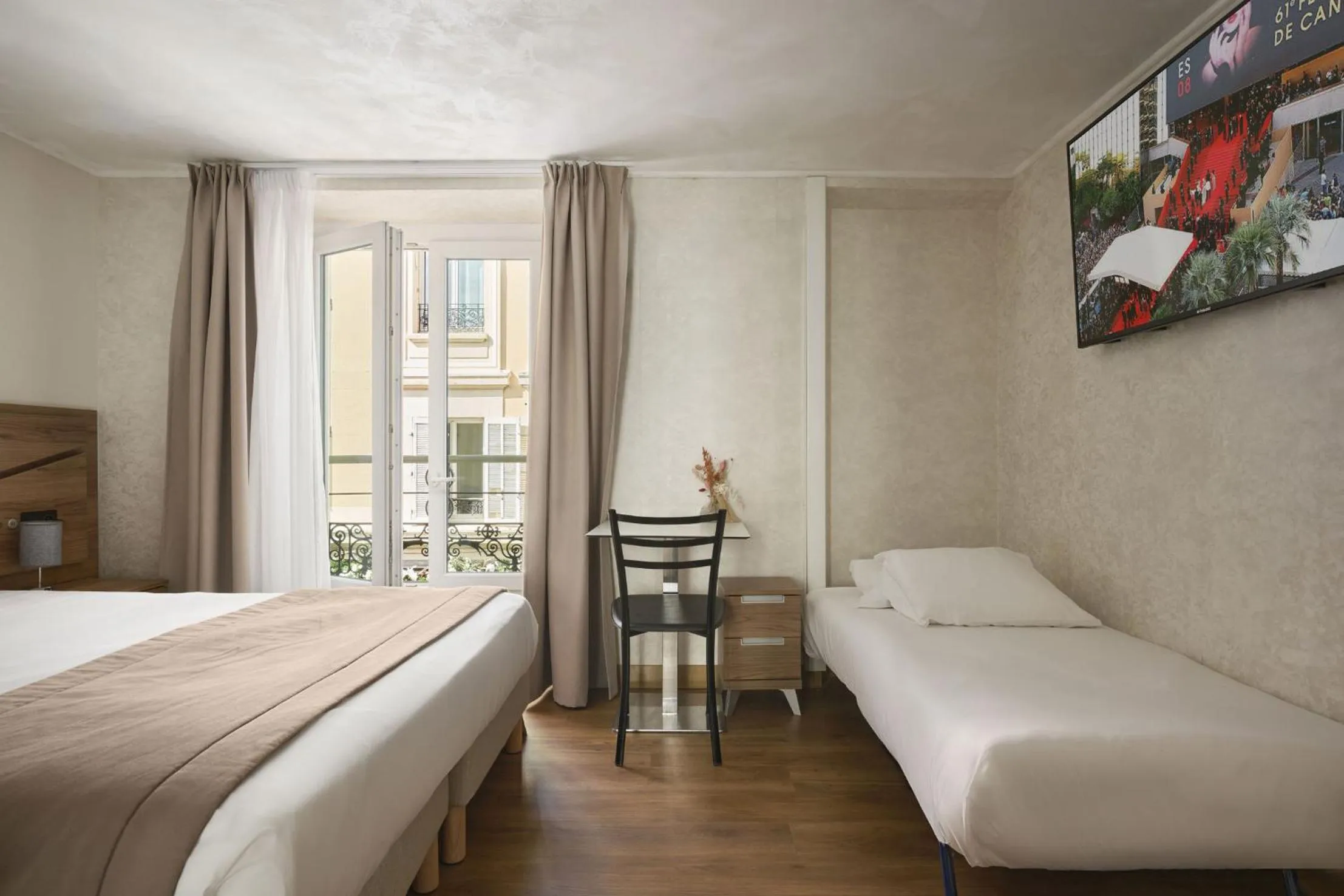 Bed in Hotel des Congrès et Festivals