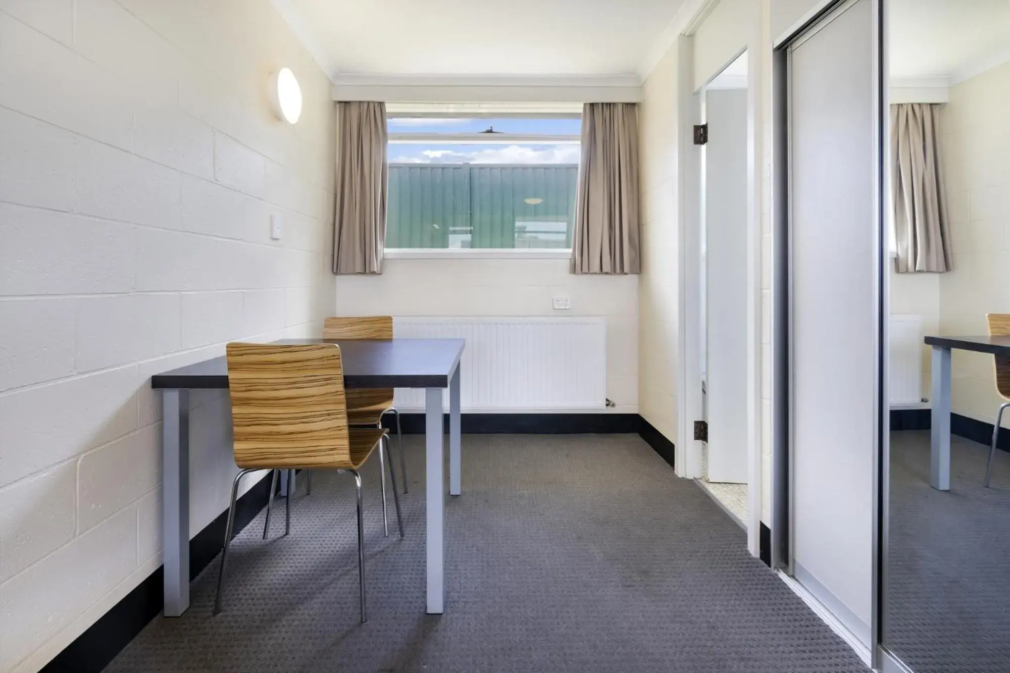 Standard Twin Room - single occupancy in Top of the Town Hotel Motel Standard Twin Room - single occupancy in Top of the Town Hotel Motel