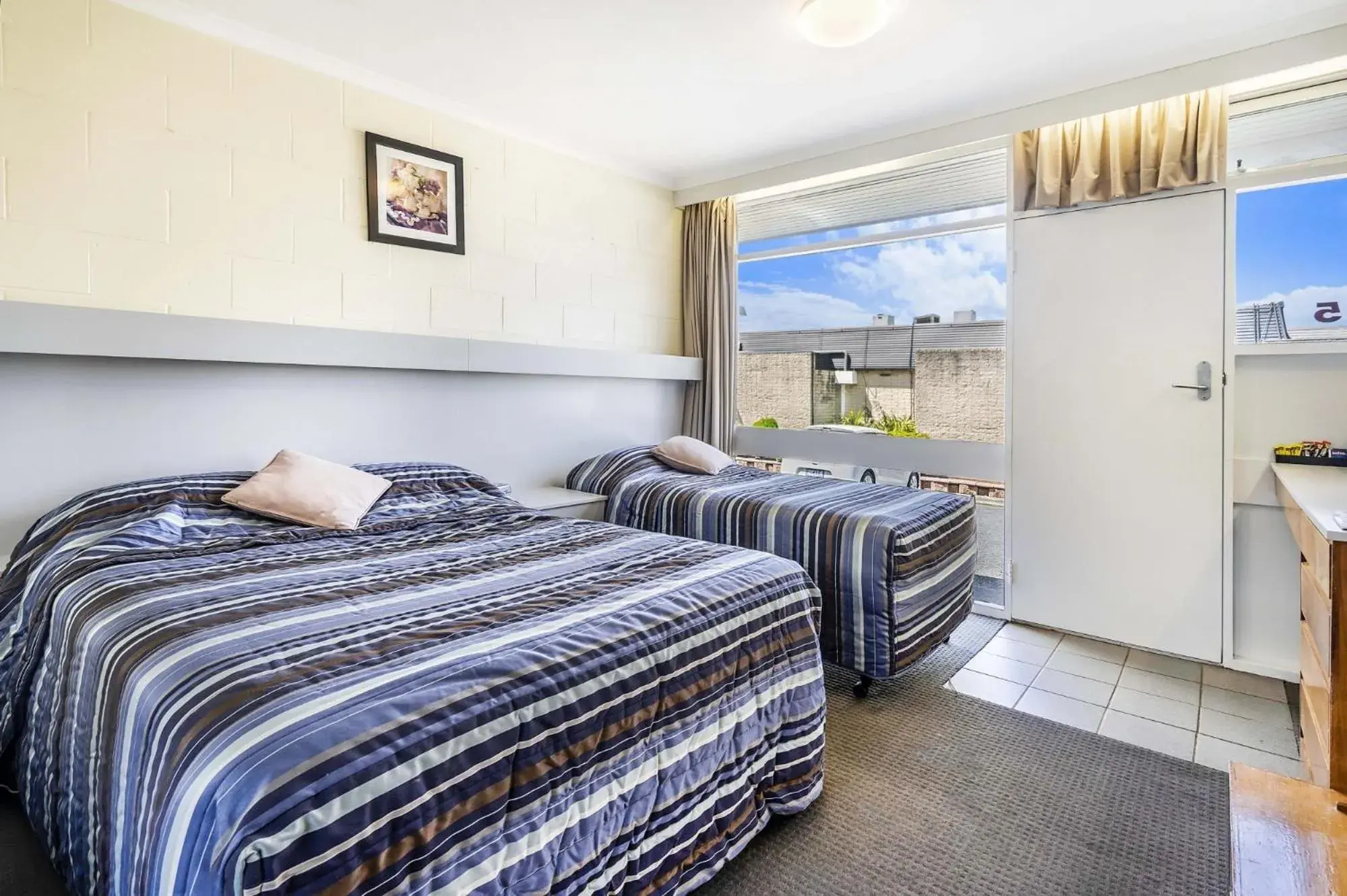 Standard Twin Room - single occupancy in Top of the Town Hotel Motel Standard Twin Room - single occupancy in Top of the Town Hotel Motel