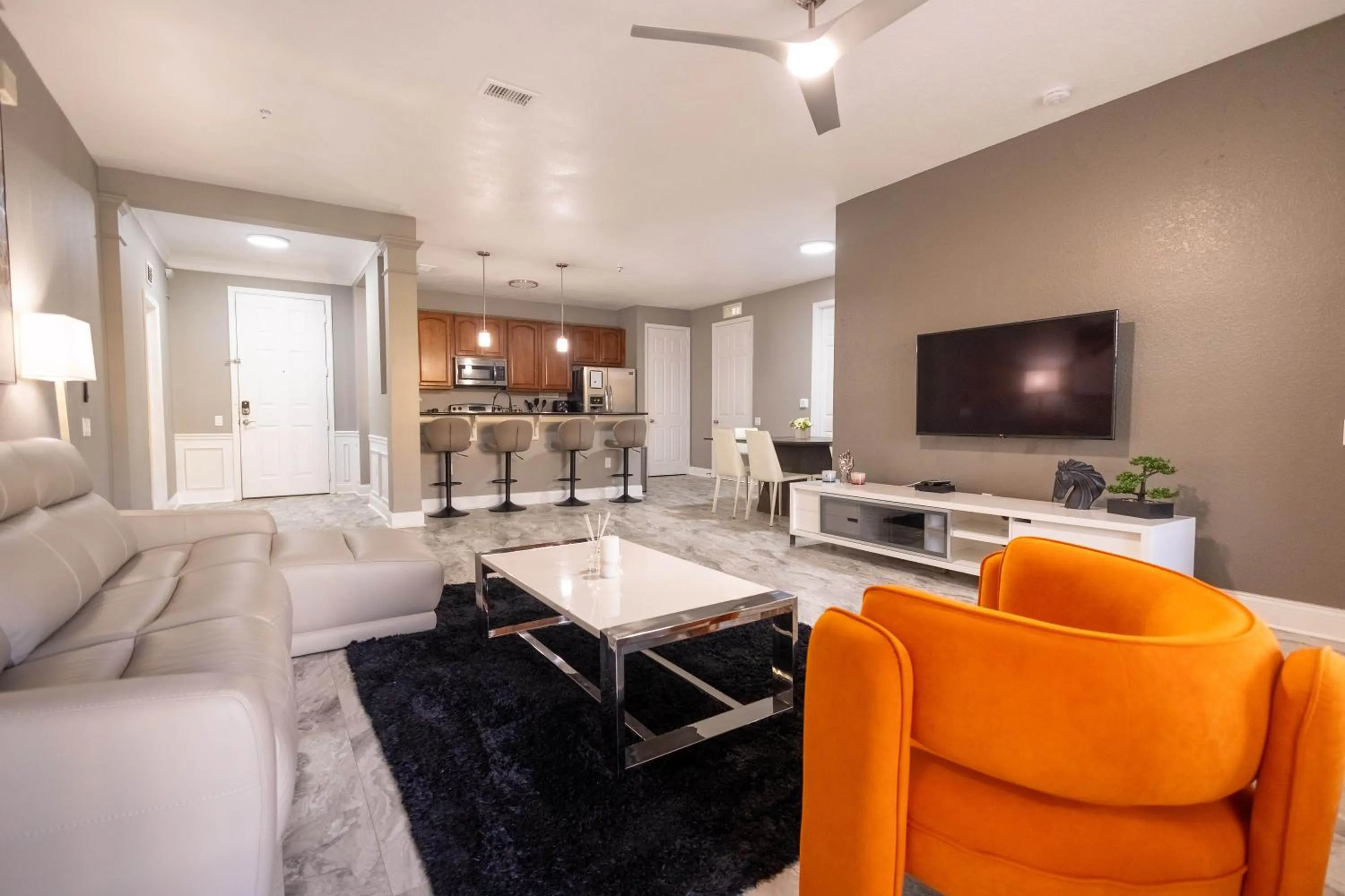 DISNEY PARKS- International Dr - Orlando Luxury Condominium- Fully Equipped - 3bed & 2 bath-