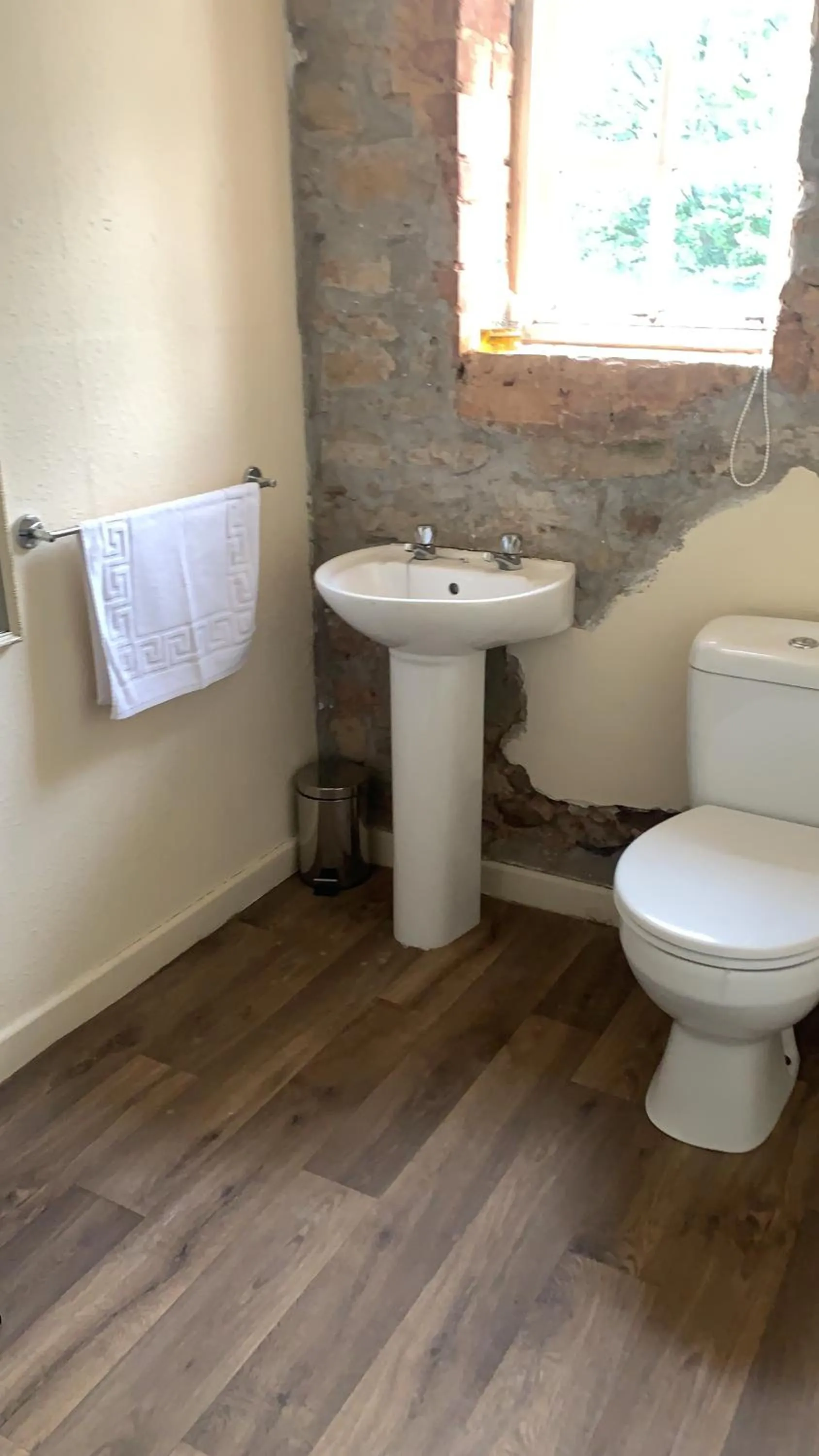 Bathroom in Crosskeys Inn Guest Rooms in Wye Valley