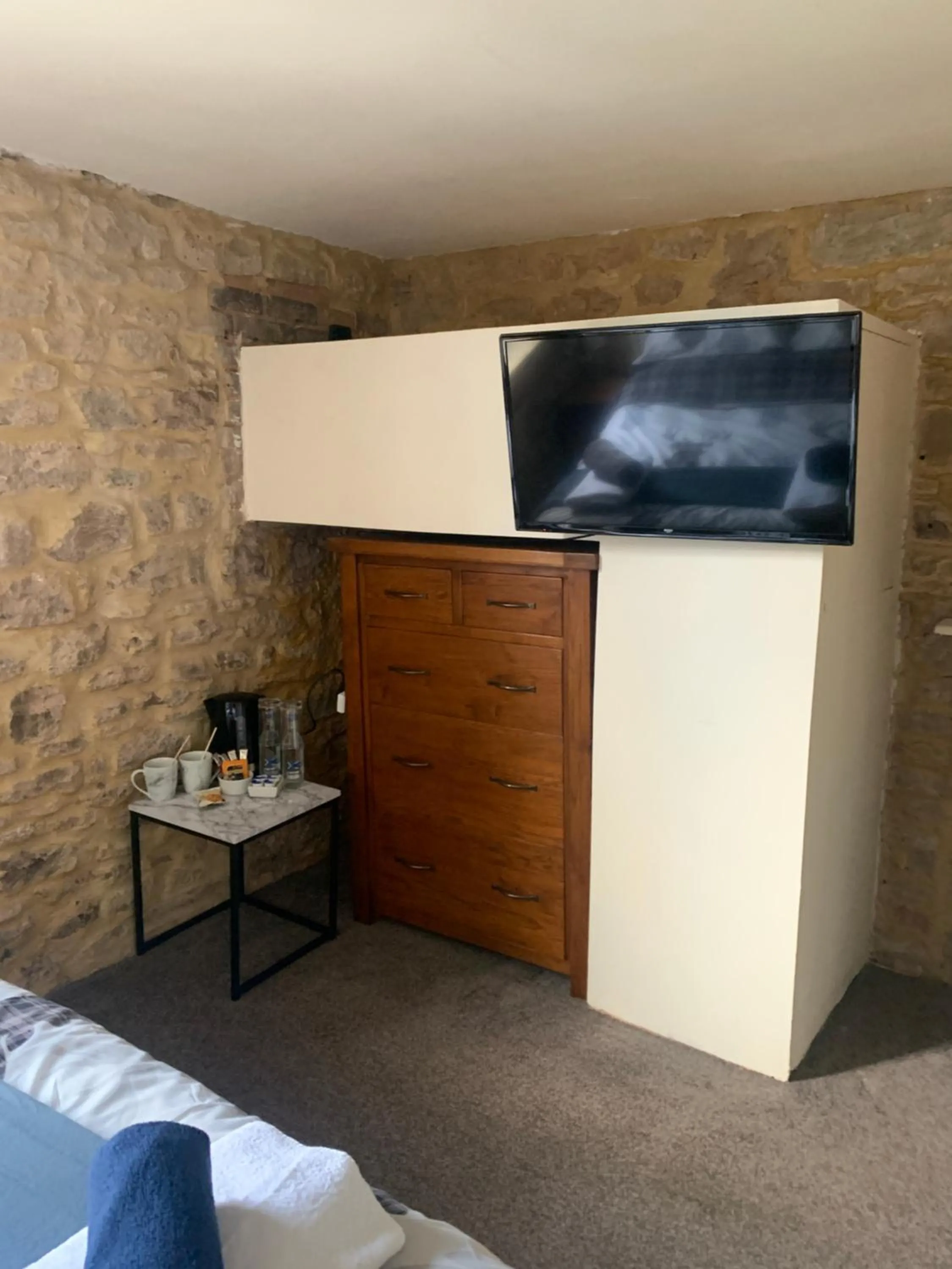 TV and multimedia in Crosskeys Inn Guest Rooms in Wye Valley