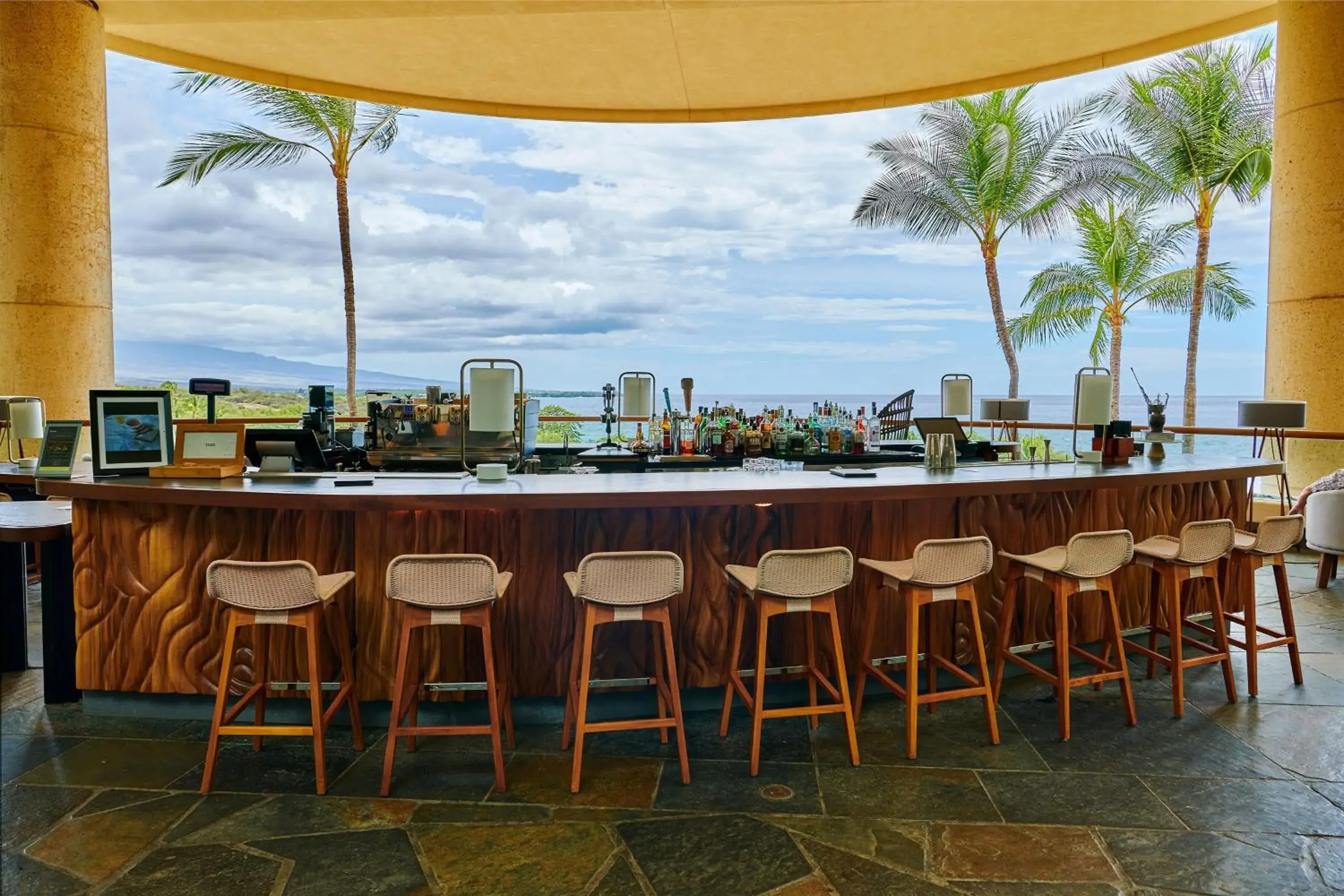 Lounge or bar in The Westin Hapuna Beach Resort Lounge or bar in The Westin Hapuna Beach Resort
