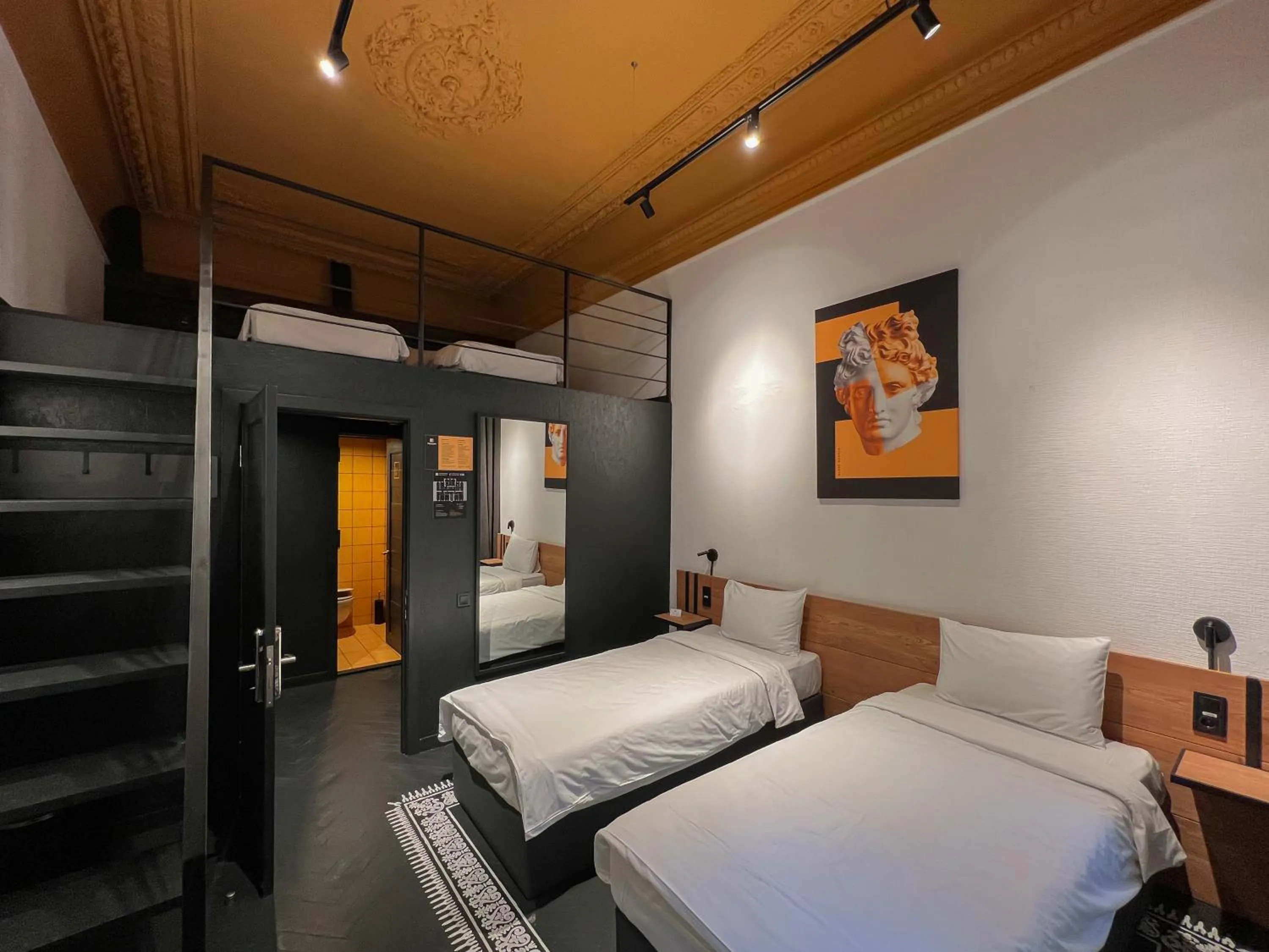 Economy Quadruple Room with Shared Bathroom in Globe Runner Rooms & Dorms