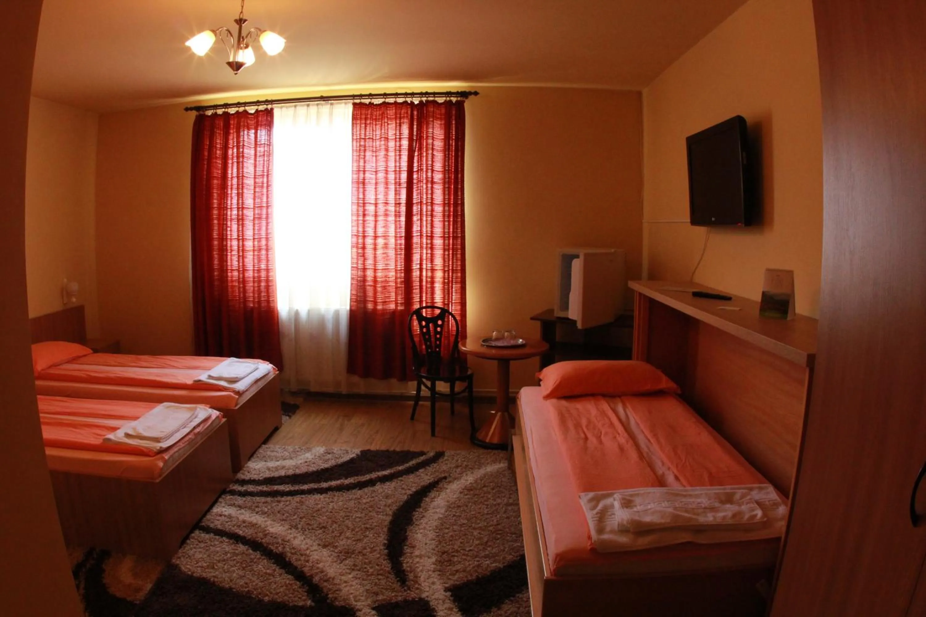 Photo of the whole room, Bed in Pensiunea Blanca