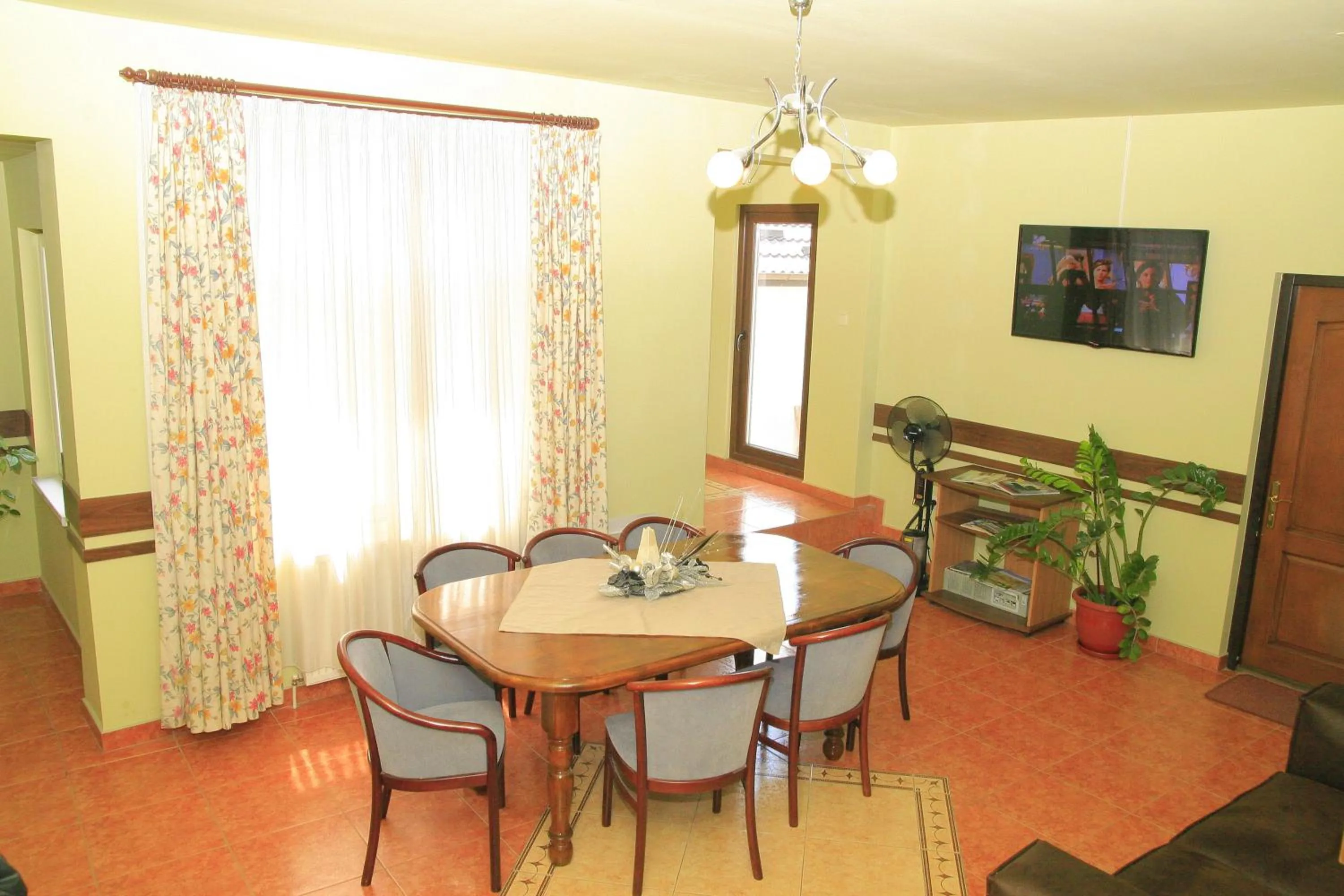 Communal lounge/ TV room in Pensiunea Blanca