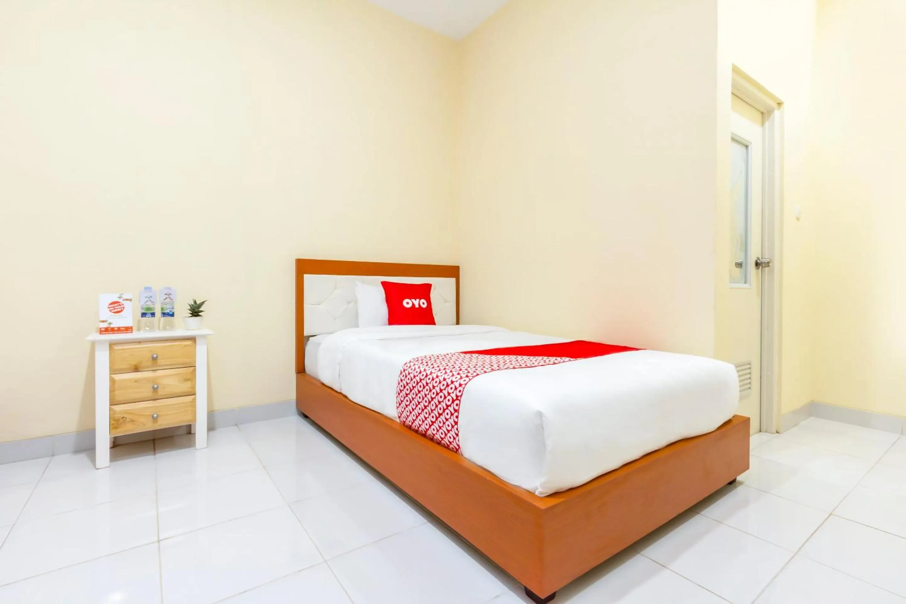 Bedroom, Bed in Hotel O Yogyakarta near Universitas Gadjah Mada formerly Sellinas Guesthouse