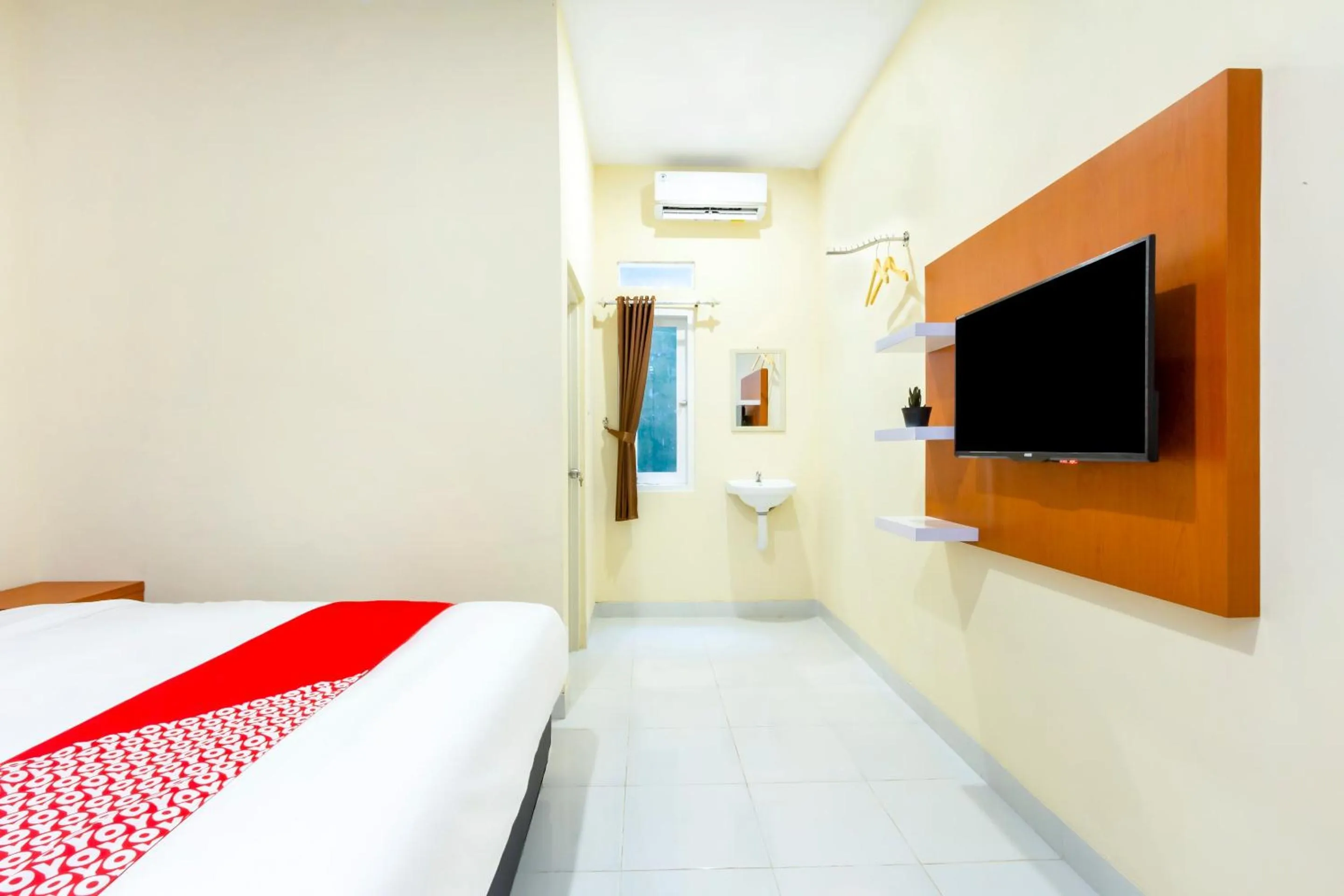 Bedroom, Bed in Hotel O Yogyakarta near Universitas Gadjah Mada formerly Sellinas Guesthouse