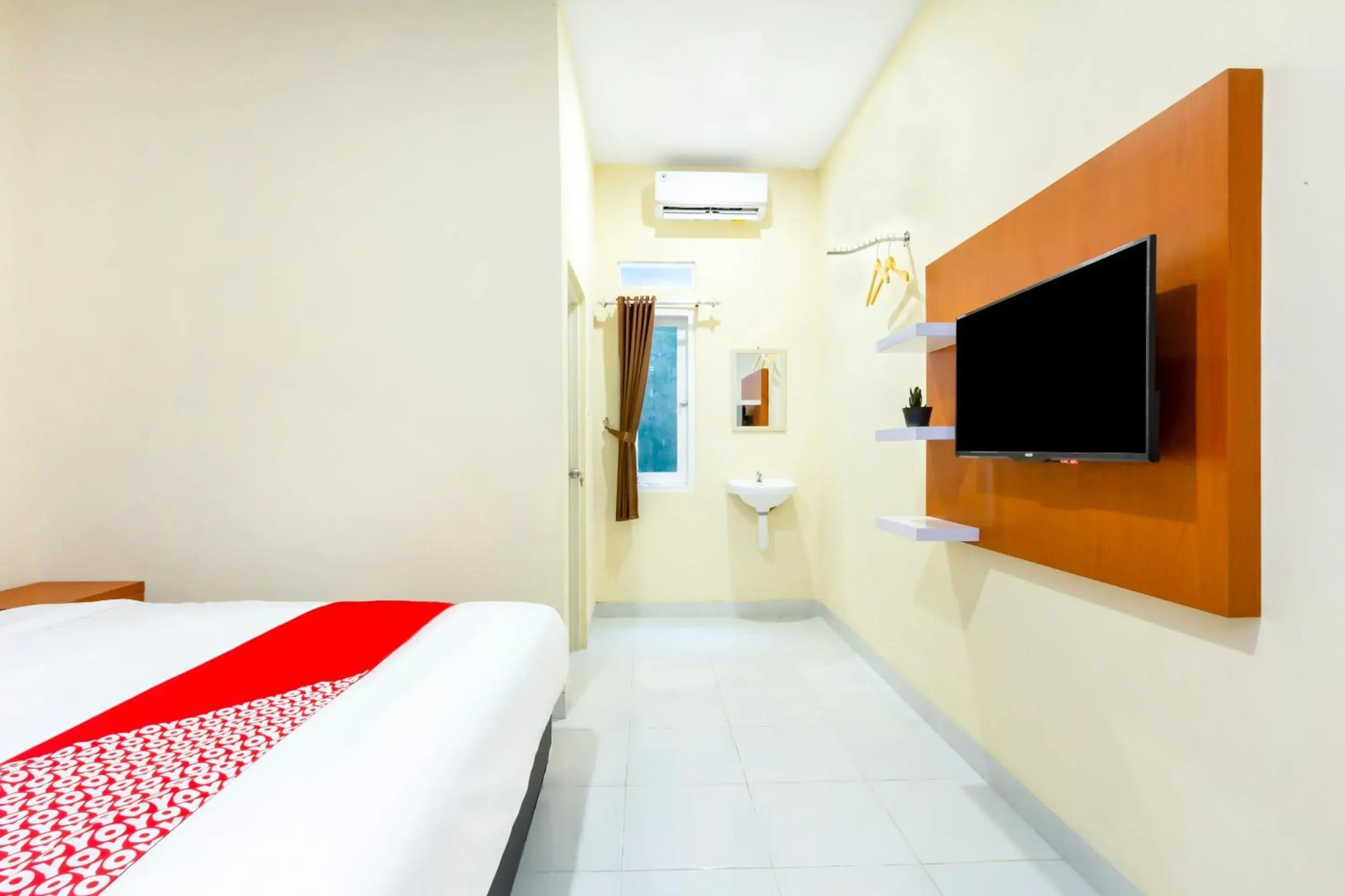 Bedroom, Bed in Hotel O Yogyakarta near Universitas Gadjah Mada formerly Sellinas Guesthouse Bedroom, Bed in Hotel O Yogyakarta near Universitas Gadjah Mada formerly Sellinas Guesthouse