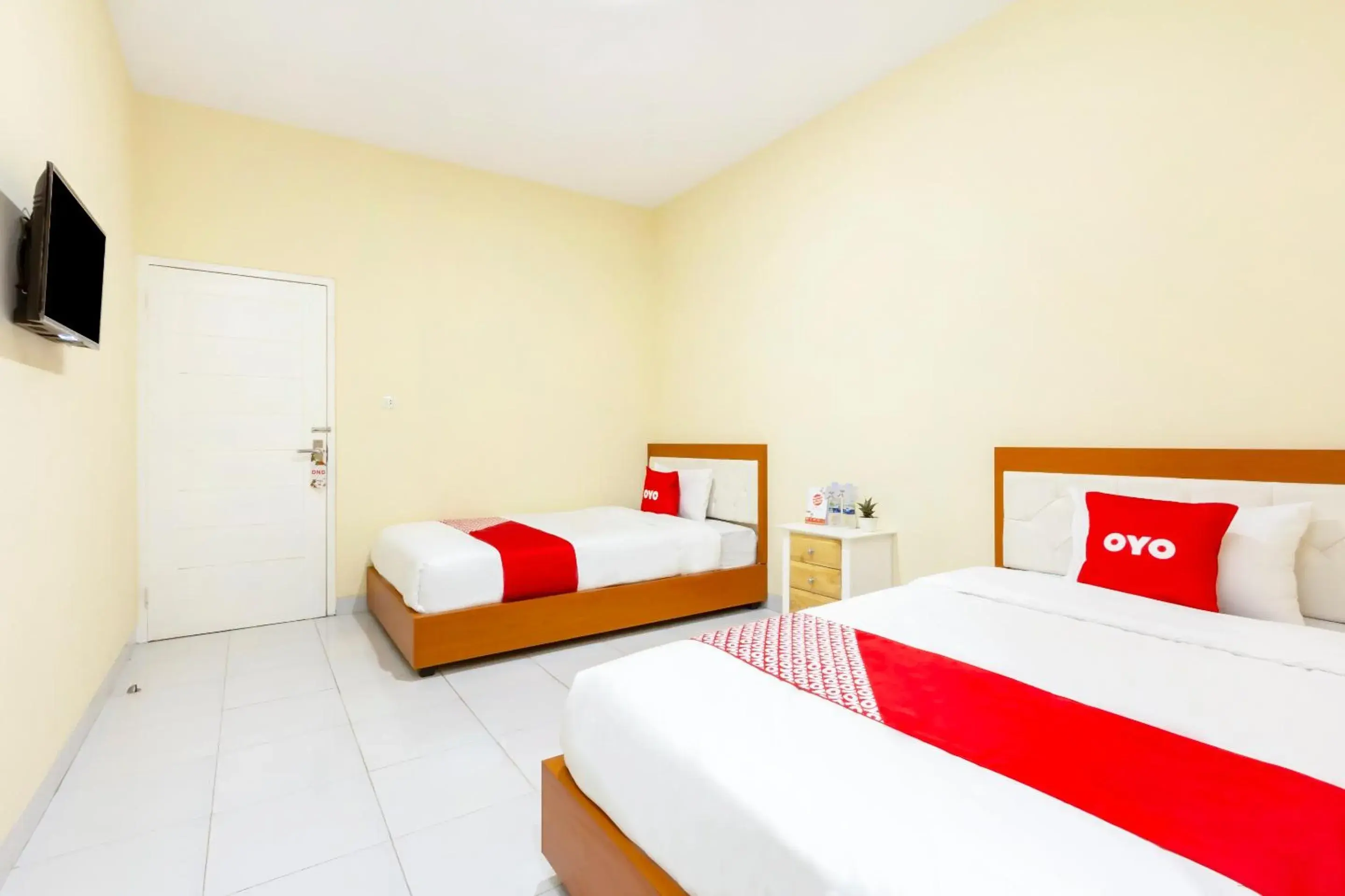 Bedroom, Bed in Hotel O Yogyakarta near Universitas Gadjah Mada formerly Sellinas Guesthouse Bedroom, Bed in Hotel O Yogyakarta near Universitas Gadjah Mada formerly Sellinas Guesthouse