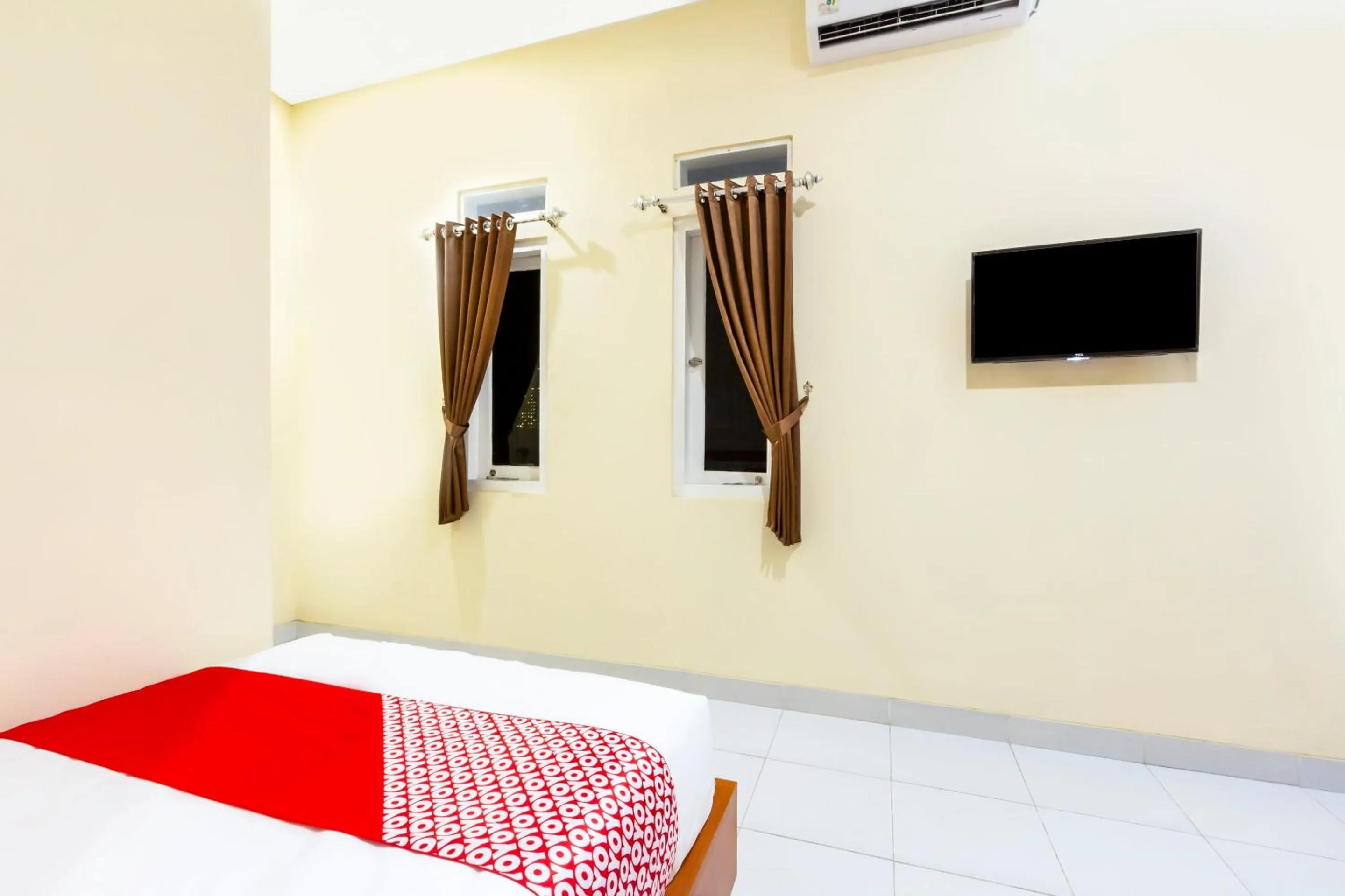 Bedroom, Bed in Hotel O Yogyakarta near Universitas Gadjah Mada formerly Sellinas Guesthouse