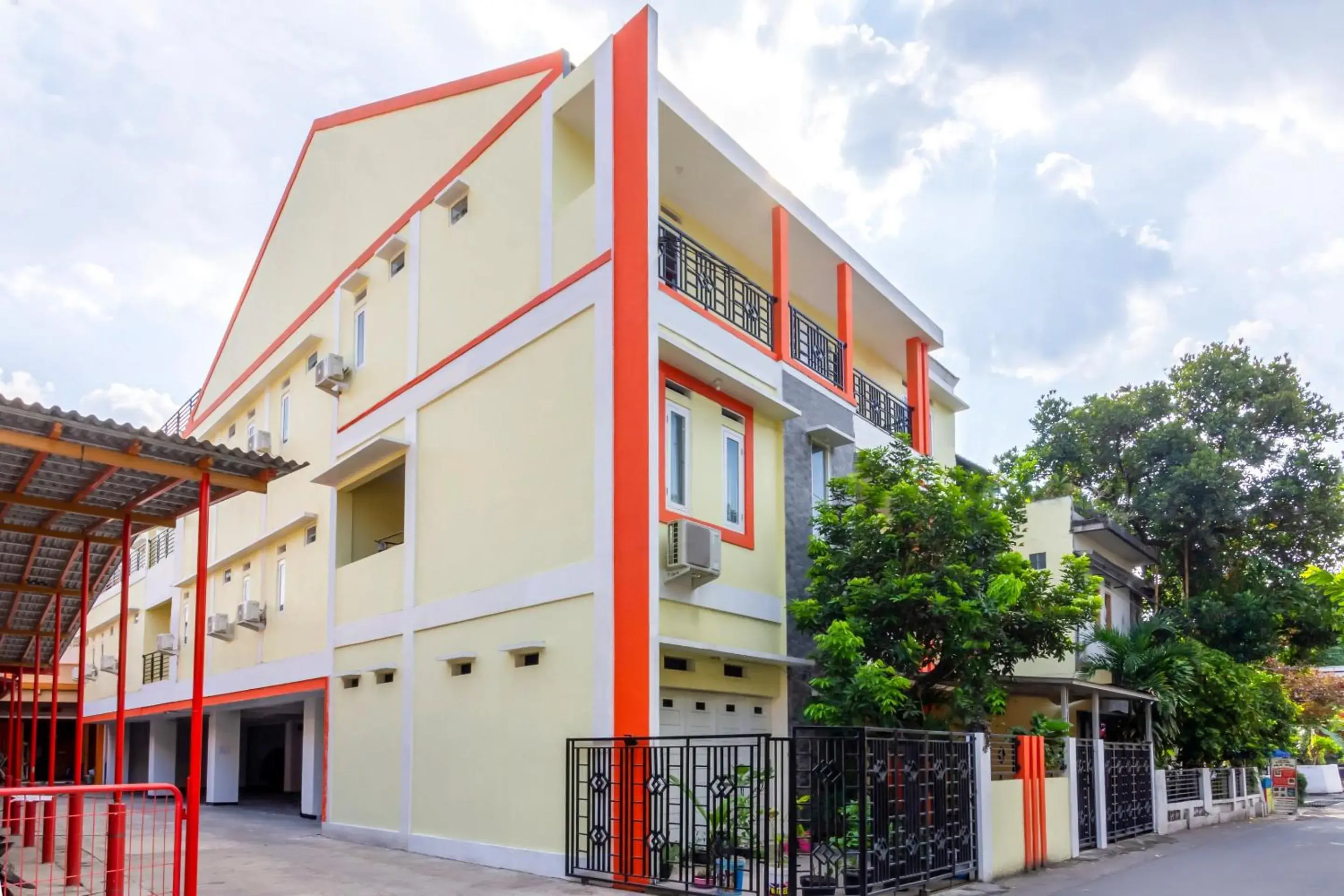 Facade/entrance in Hotel O Yogyakarta near Universitas Gadjah Mada formerly Sellinas Guesthouse Facade/entrance in Hotel O Yogyakarta near Universitas Gadjah Mada formerly Sellinas Guesthouse