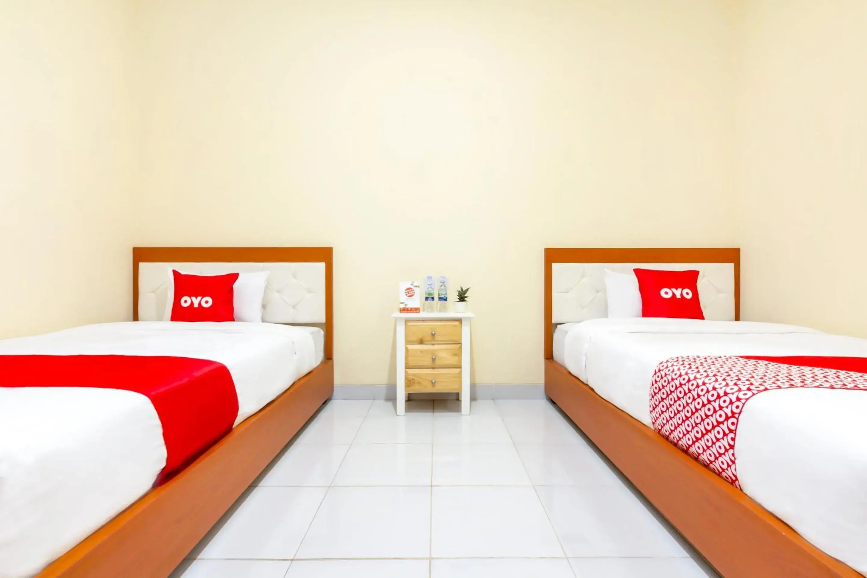 Bedroom, Bed in Hotel O Yogyakarta near Universitas Gadjah Mada formerly Sellinas Guesthouse Bedroom, Bed in Hotel O Yogyakarta near Universitas Gadjah Mada formerly Sellinas Guesthouse