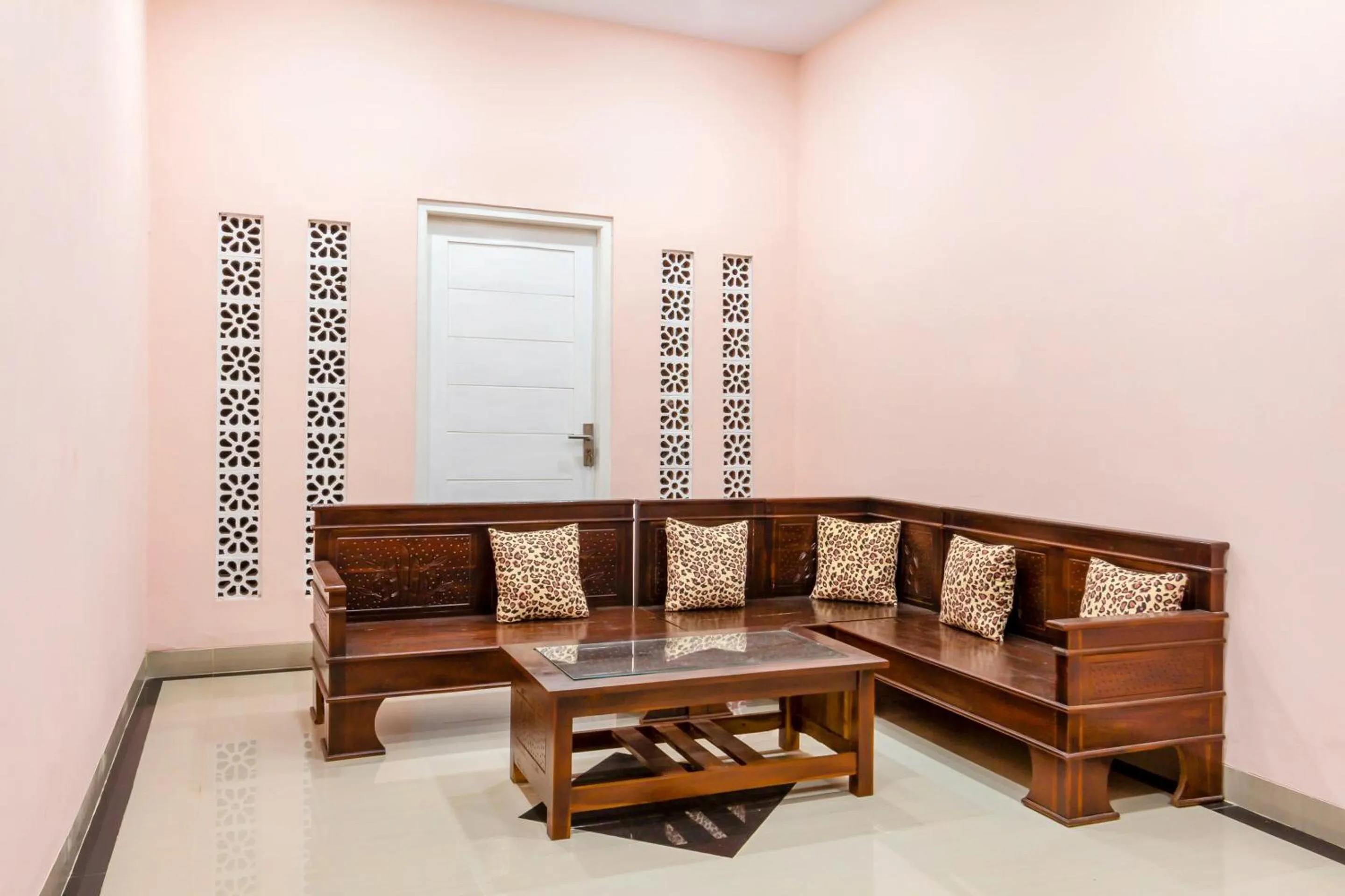 Lobby or reception in Hotel O Yogyakarta near Universitas Gadjah Mada formerly Sellinas Guesthouse