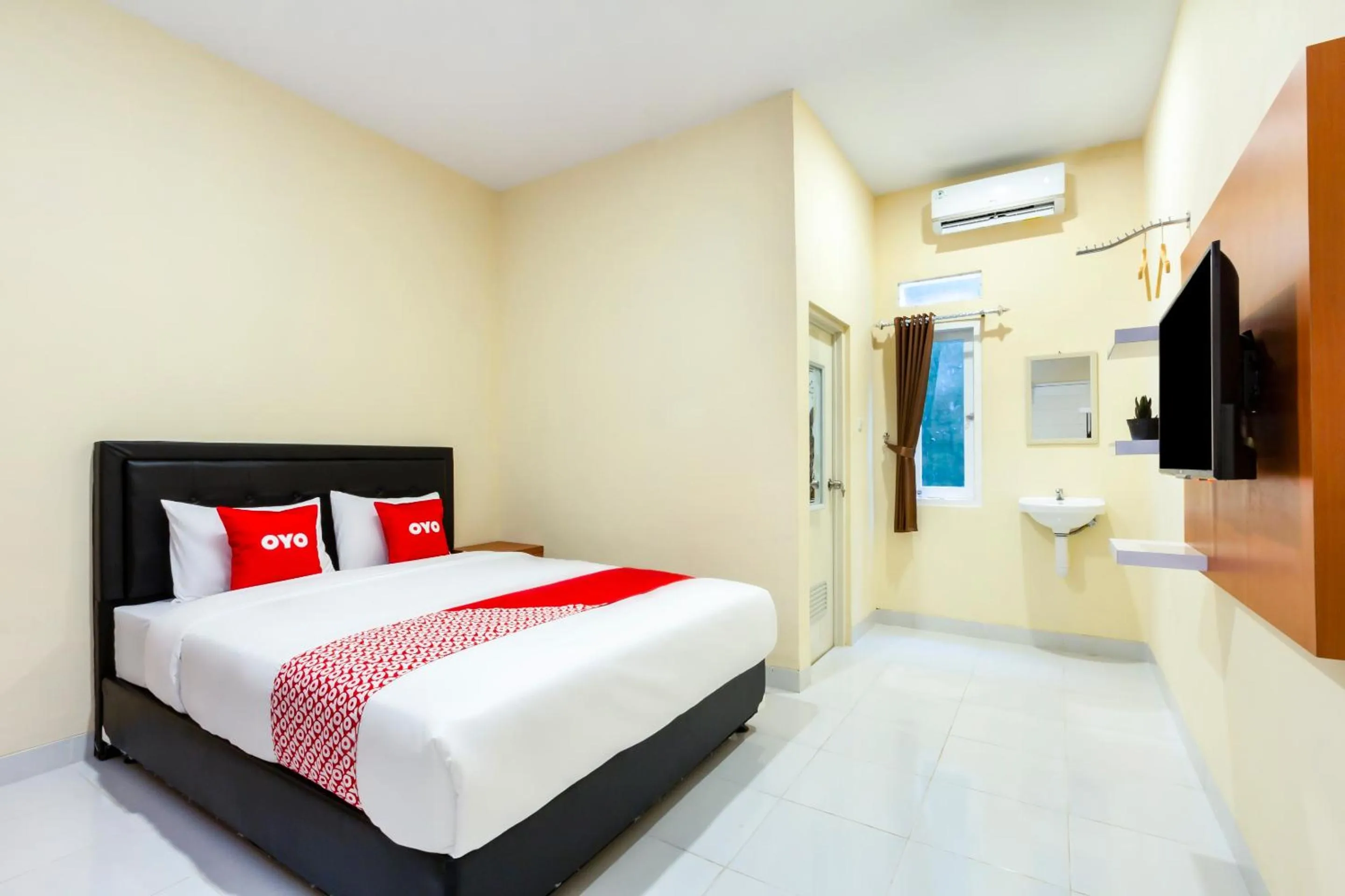 Bedroom, Bed in Hotel O Yogyakarta near Universitas Gadjah Mada formerly Sellinas Guesthouse