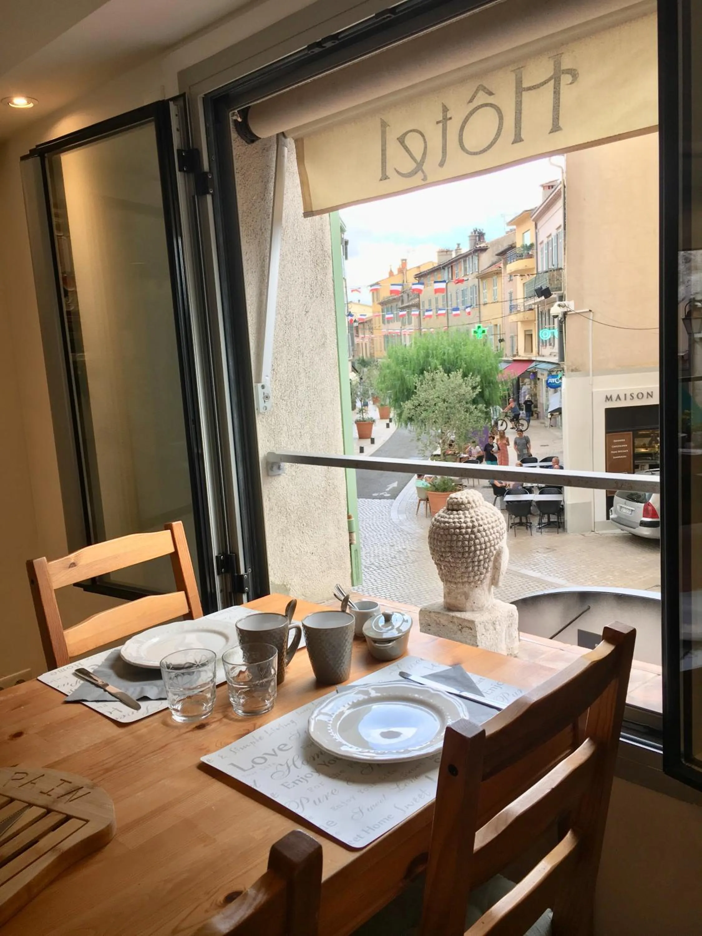 Restaurant/places to eat in Boutique Hôtel La Victoire - Vence centre