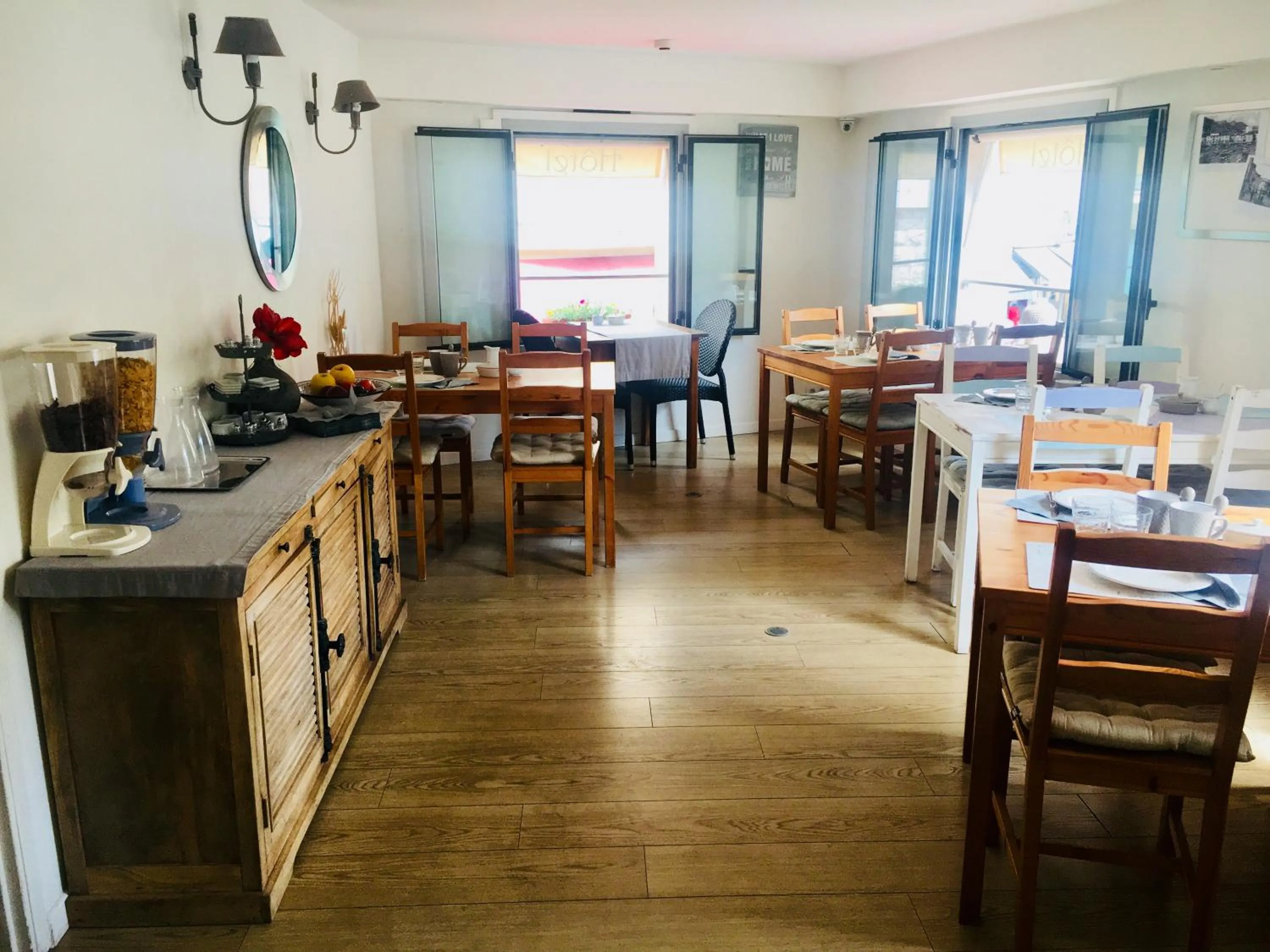 Lounge or bar in Boutique Hôtel La Victoire - Vence centre