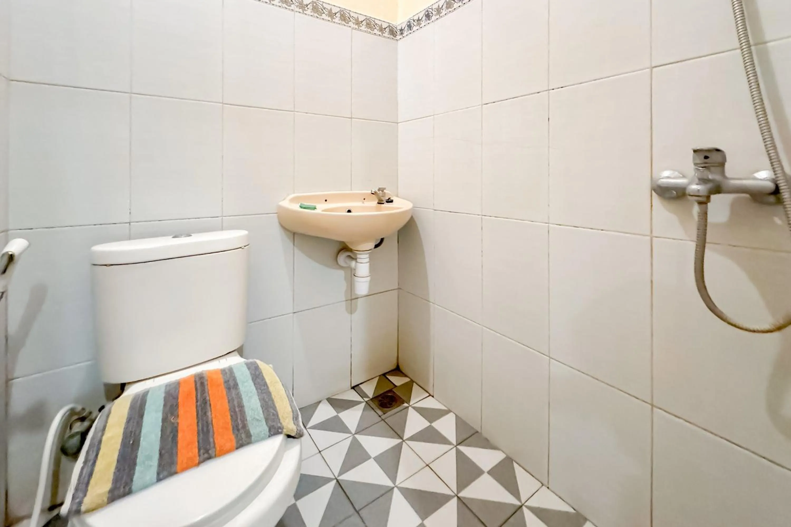 Bathroom, Bed in Perdana Kasih Hotel Pemuda Klaten Mitra RedDoorz