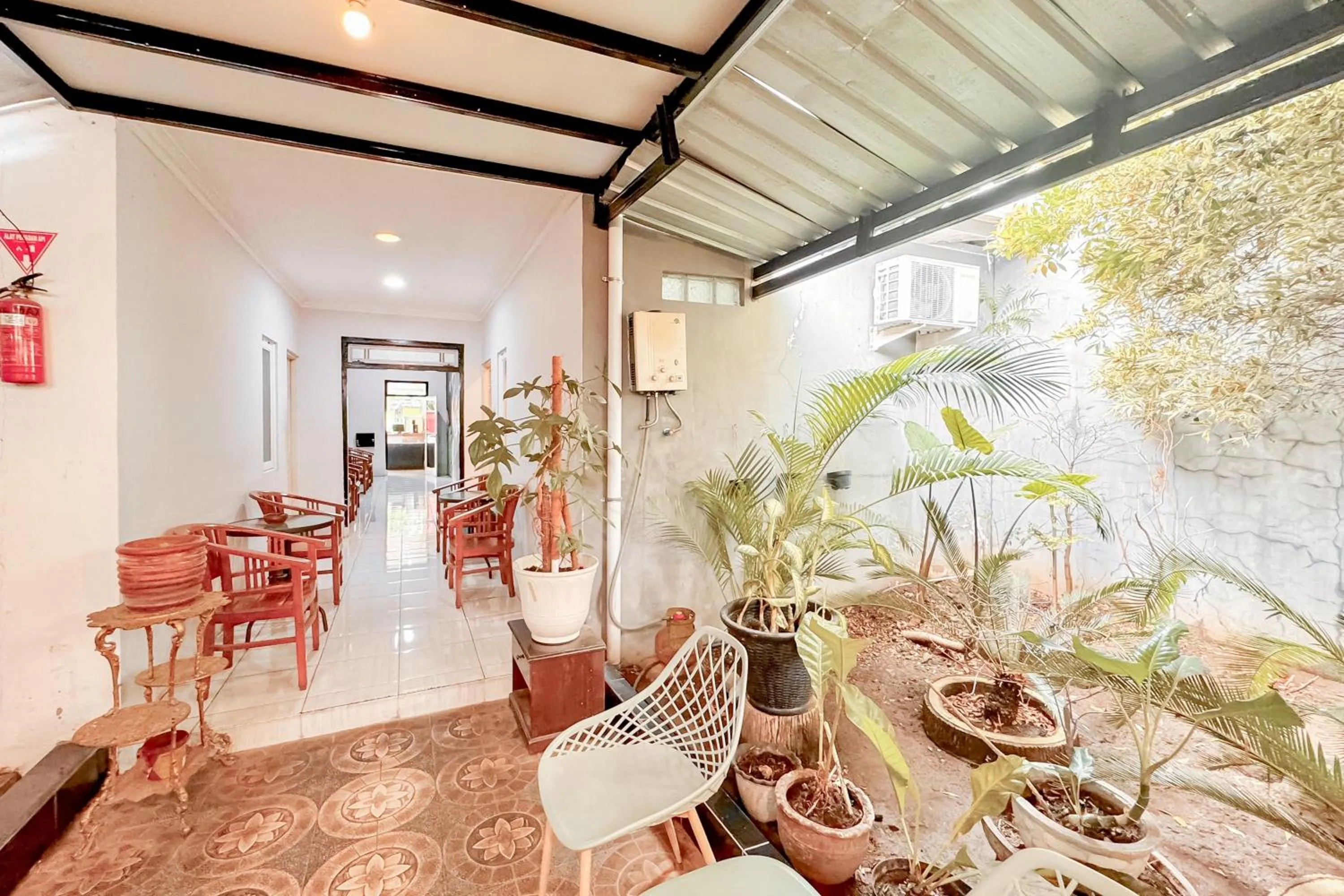 Seating area in Perdana Kasih Hotel Pemuda Klaten Mitra RedDoorz