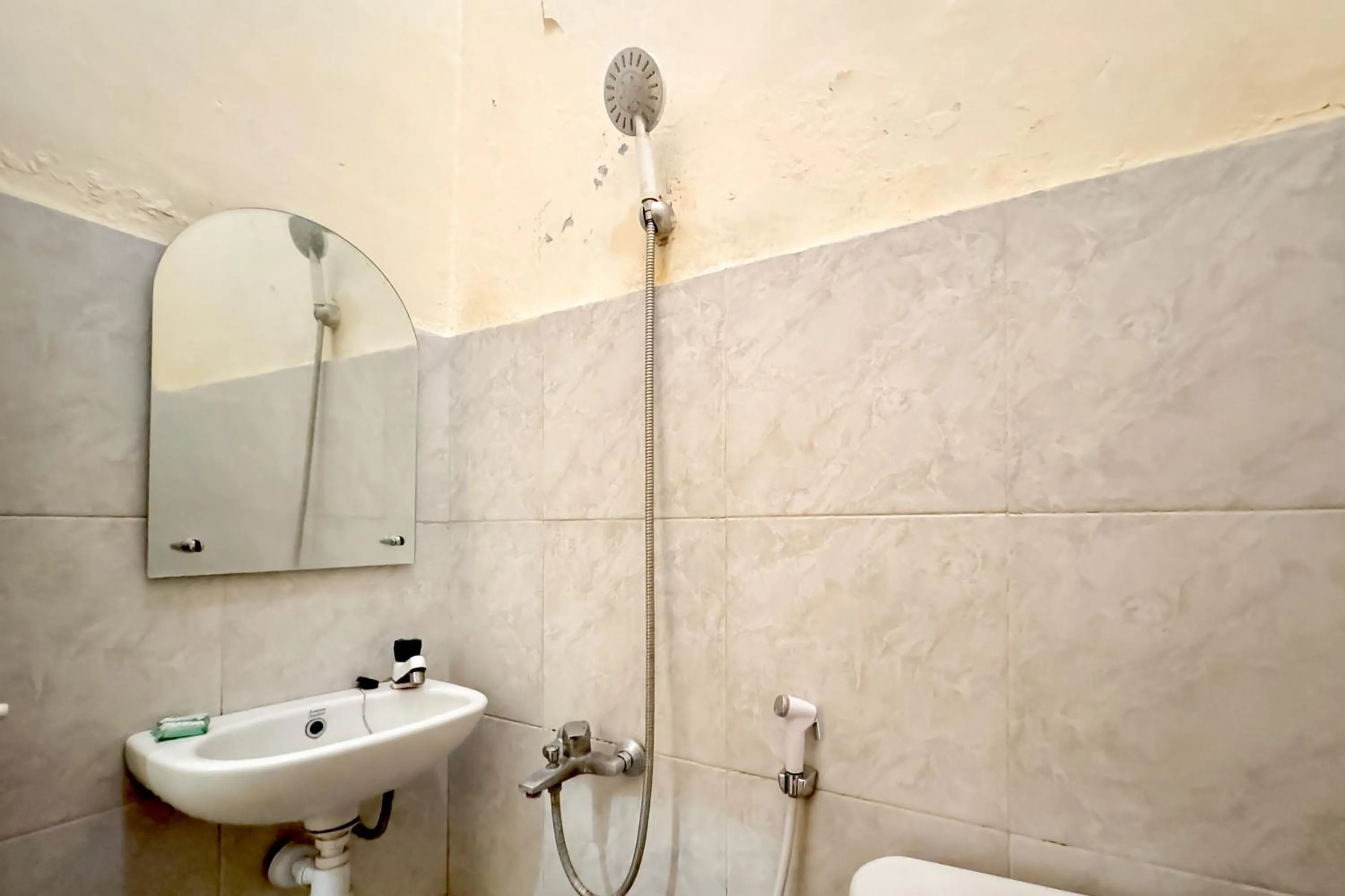 Bathroom in Perdana Kasih Hotel Pemuda Klaten Mitra RedDoorz