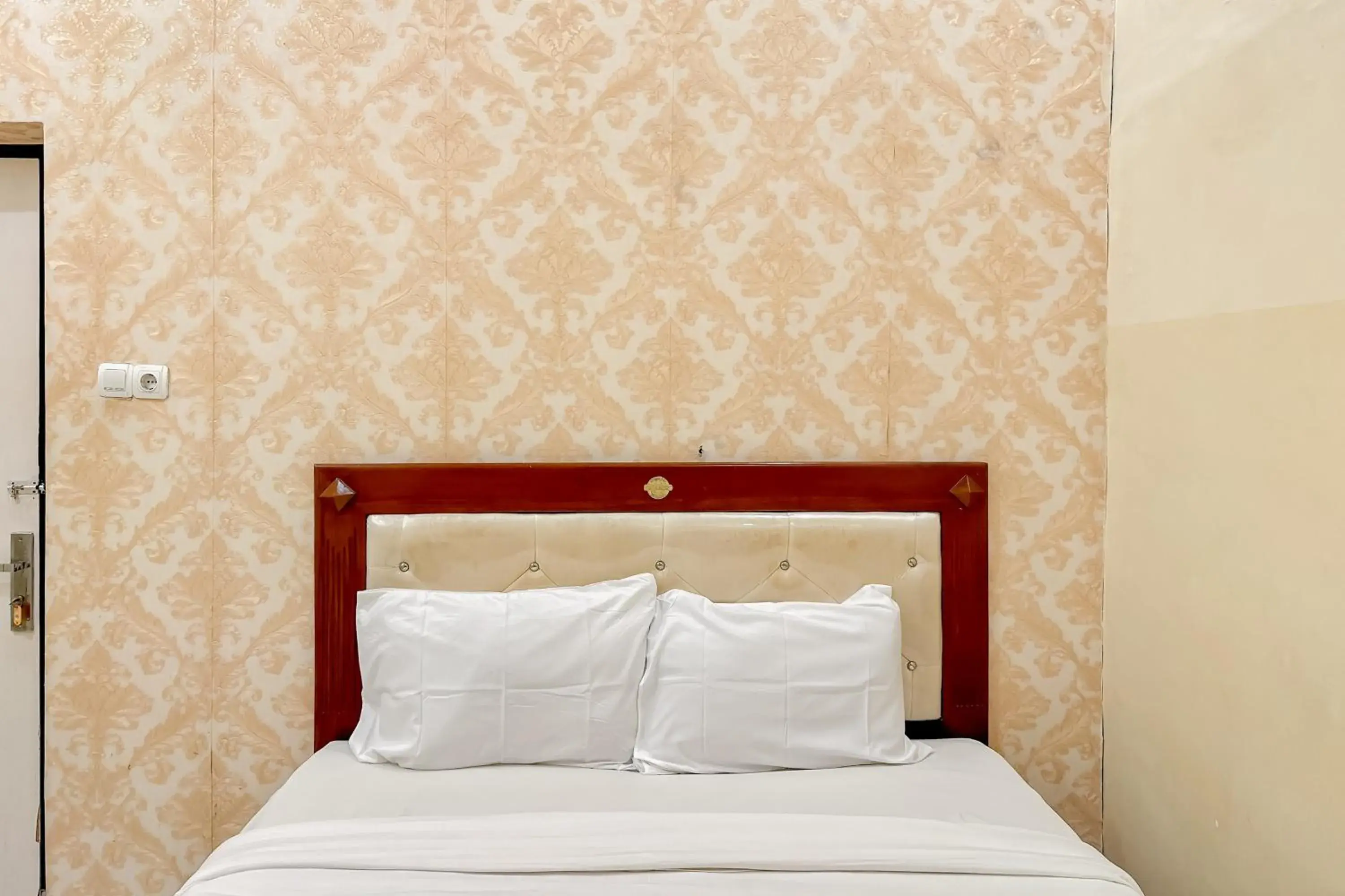 Bedroom, Bed in Perdana Kasih Hotel Pemuda Klaten Mitra RedDoorz Bedroom, Bed in Perdana Kasih Hotel Pemuda Klaten Mitra RedDoorz