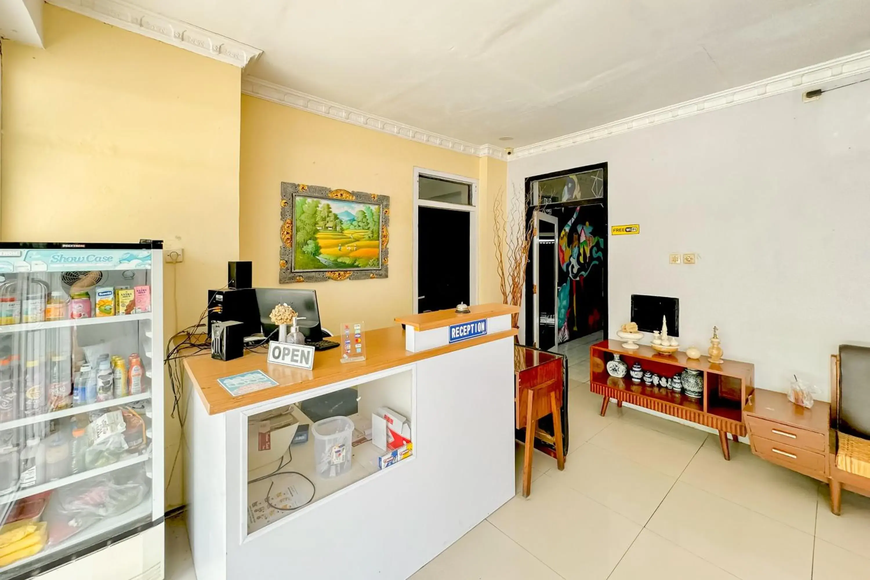 Lobby or reception in Perdana Kasih Hotel Pemuda Klaten Mitra RedDoorz Lobby or reception in Perdana Kasih Hotel Pemuda Klaten Mitra RedDoorz