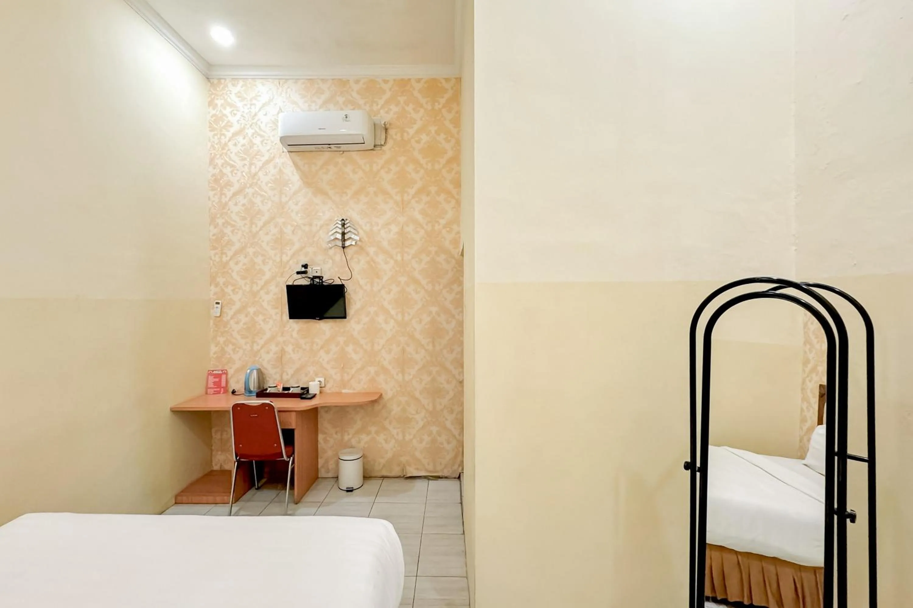 Bedroom, Bed in Perdana Kasih Hotel Pemuda Klaten Mitra RedDoorz