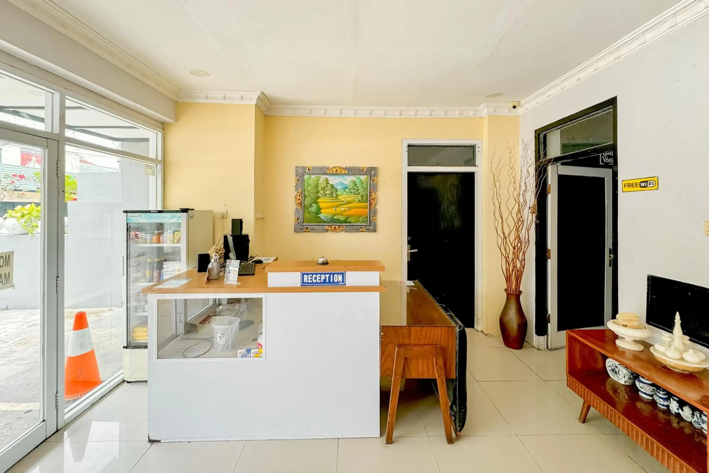 Lobby or reception in Perdana Kasih Hotel Pemuda Klaten Mitra RedDoorz Lobby or reception in Perdana Kasih Hotel Pemuda Klaten Mitra RedDoorz