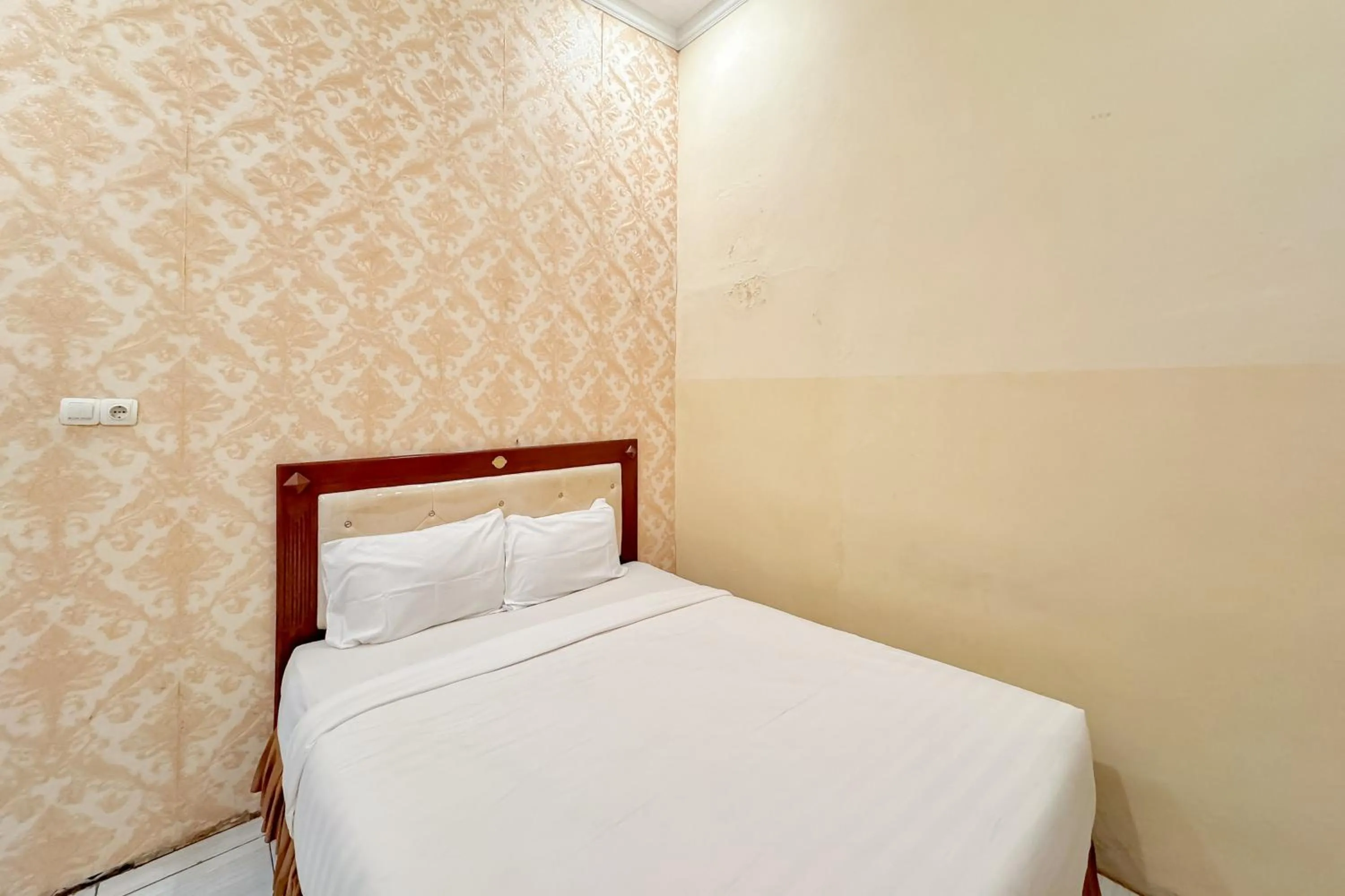 Bedroom, Bed in Perdana Kasih Hotel Pemuda Klaten Mitra RedDoorz