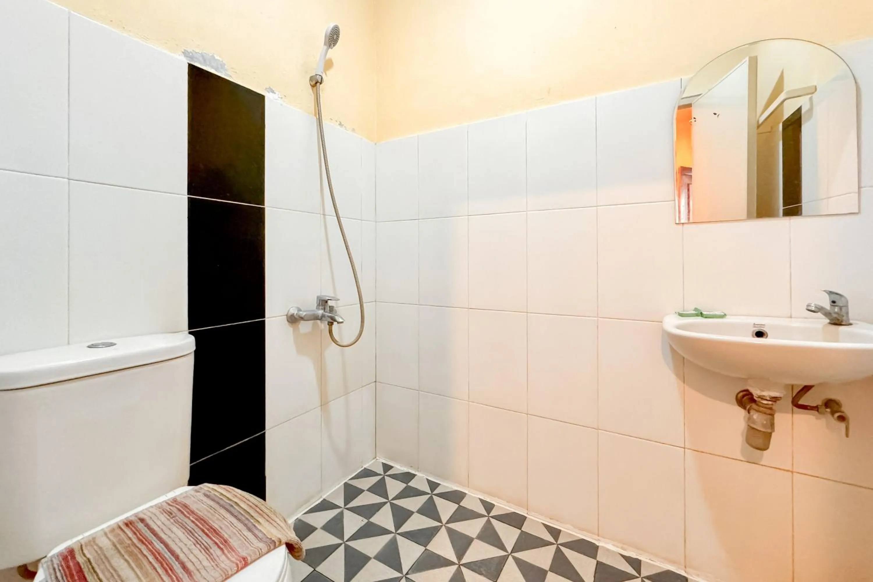 Bathroom in Perdana Kasih Hotel Pemuda Klaten Mitra RedDoorz