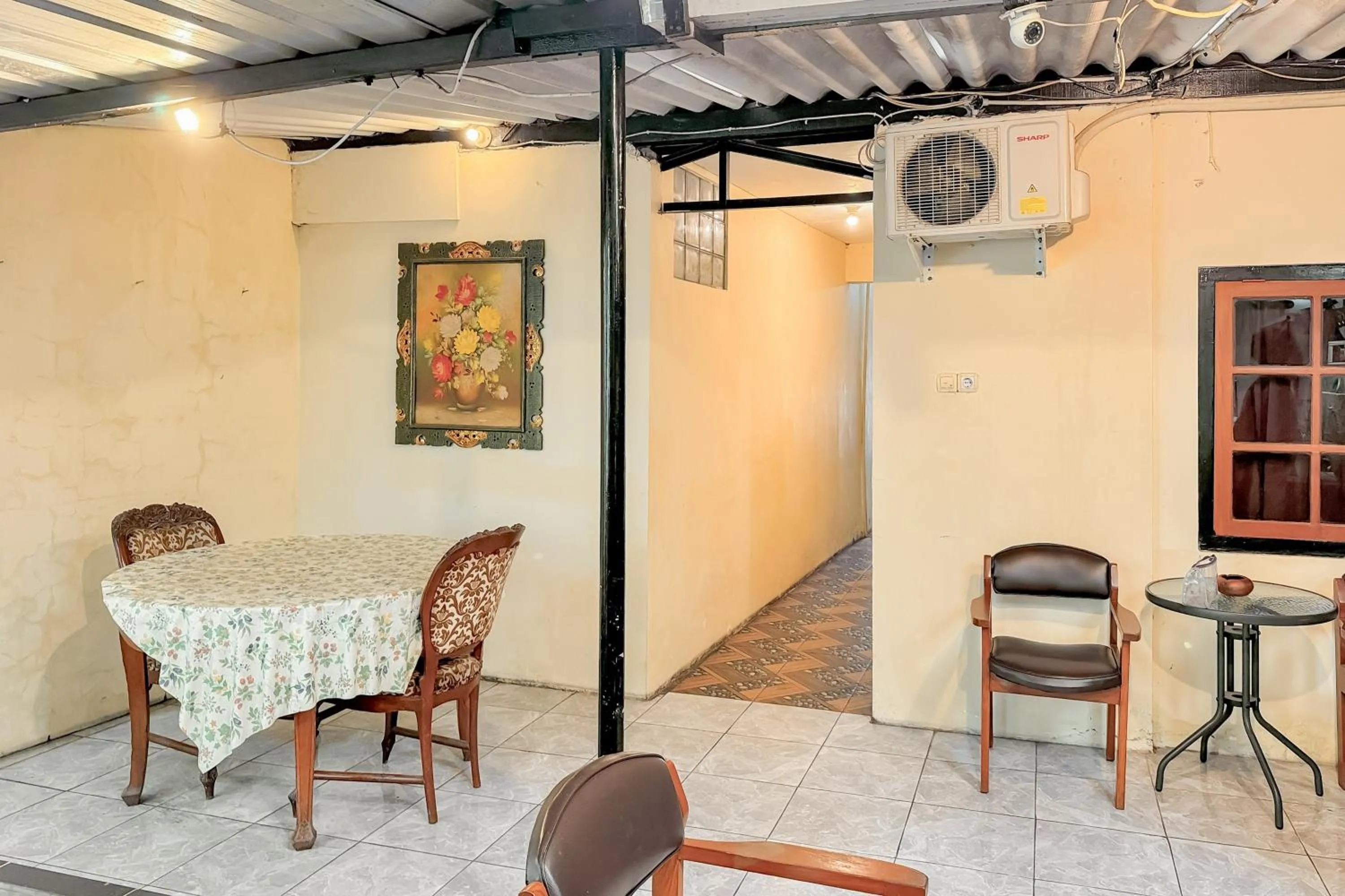 Seating area in Perdana Kasih Hotel Pemuda Klaten Mitra RedDoorz