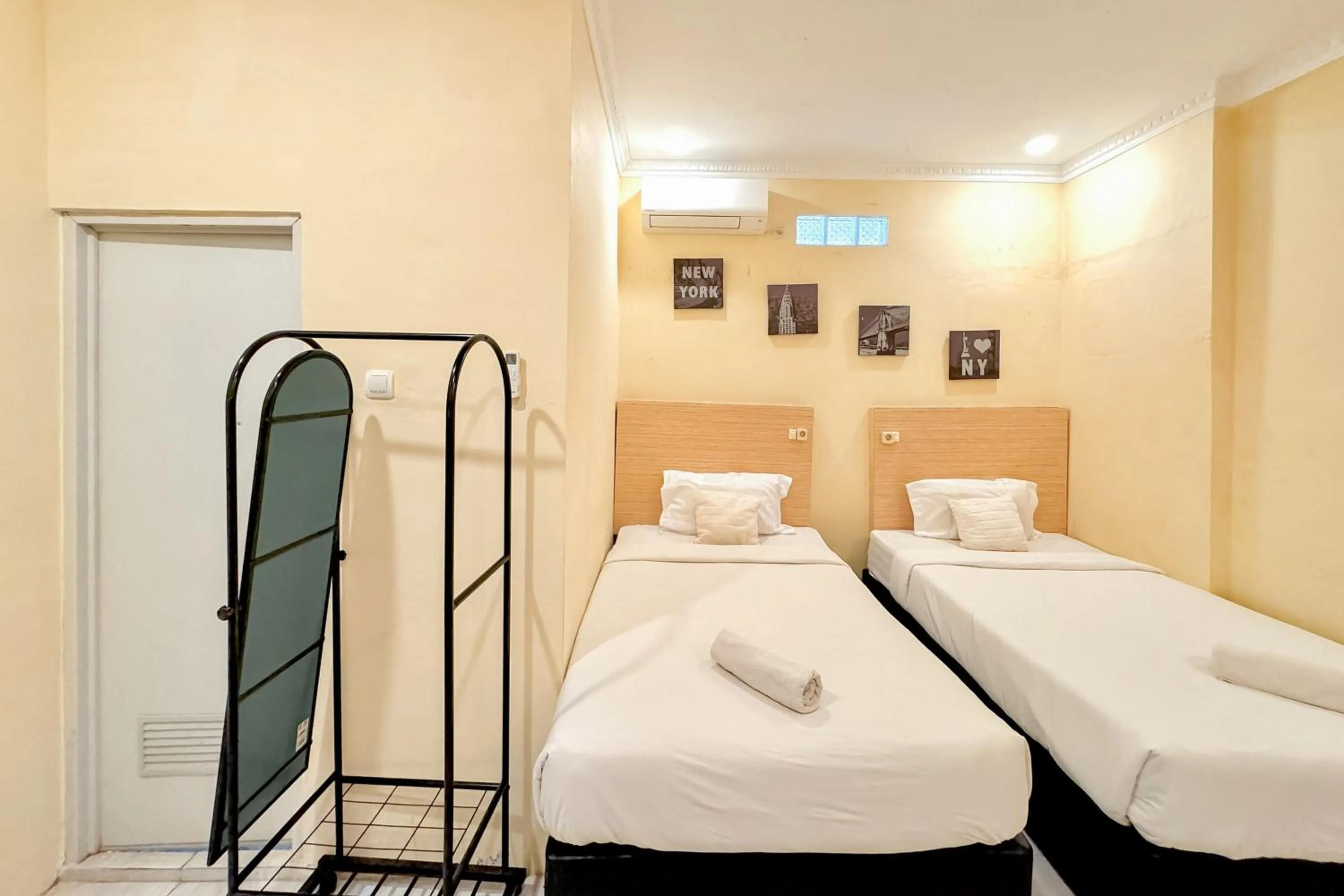 Bedroom, Bed in Perdana Kasih Hotel Pemuda Klaten Mitra RedDoorz