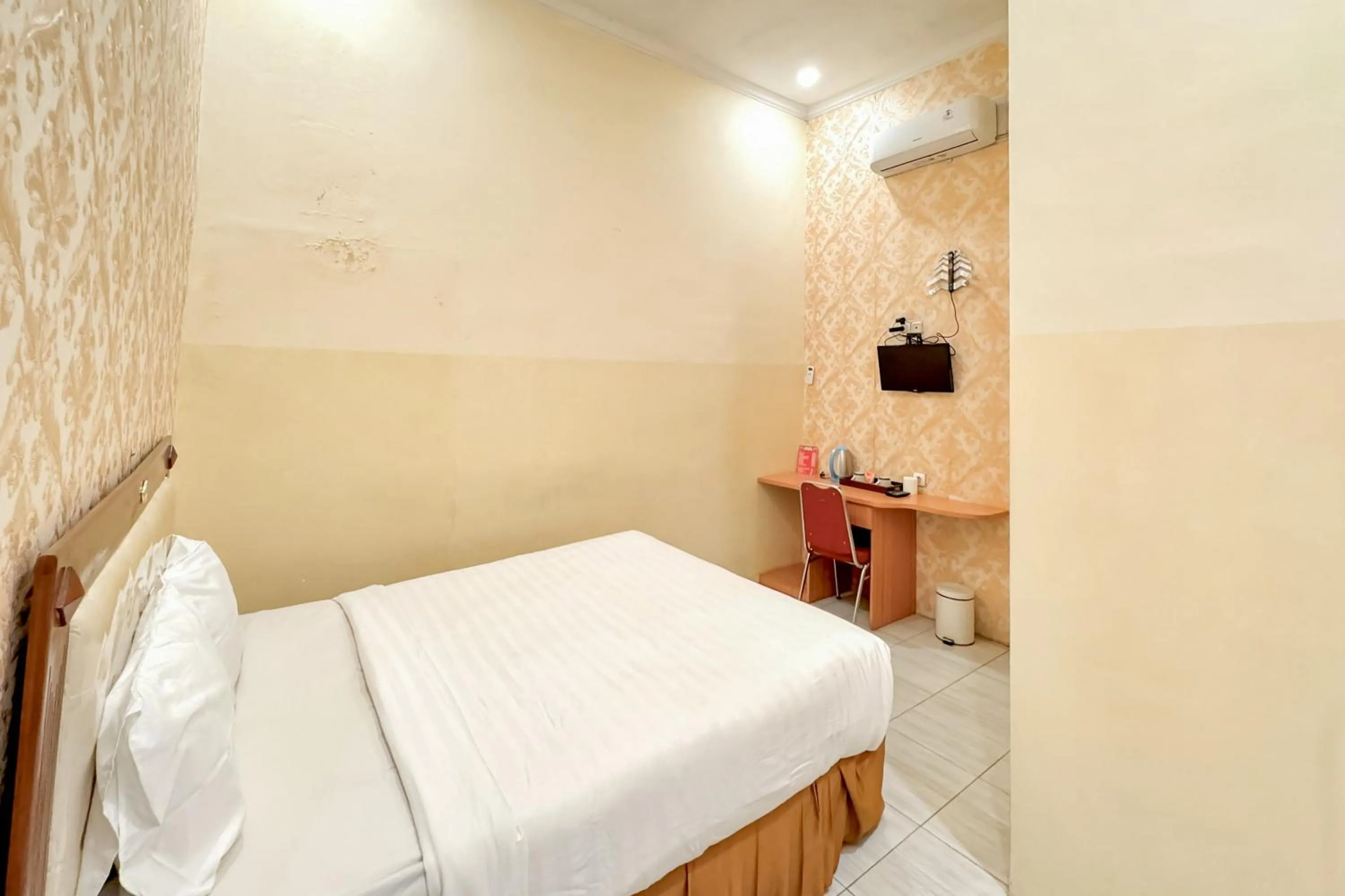 Bedroom, Bed in Perdana Kasih Hotel Pemuda Klaten Mitra RedDoorz