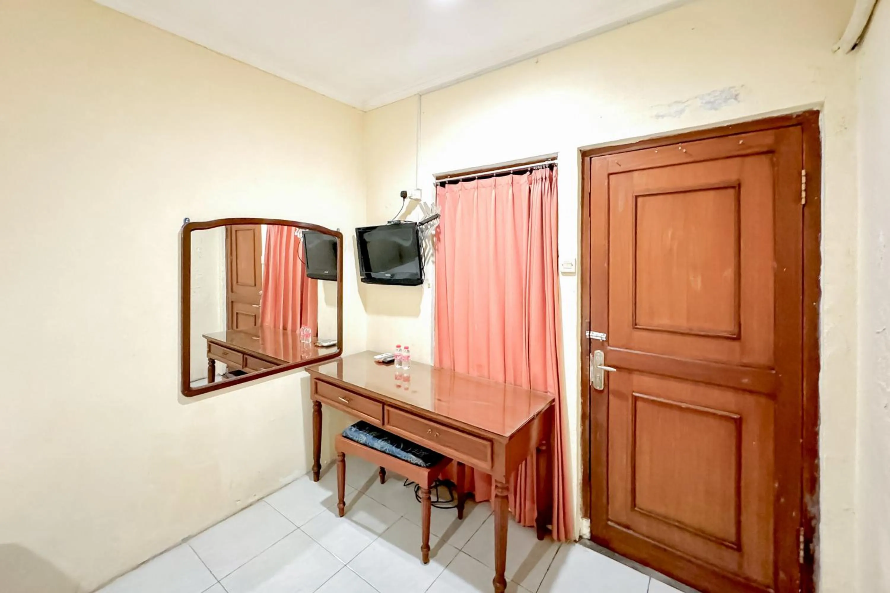 TV and multimedia in Perdana Kasih Hotel Pemuda Klaten Mitra RedDoorz