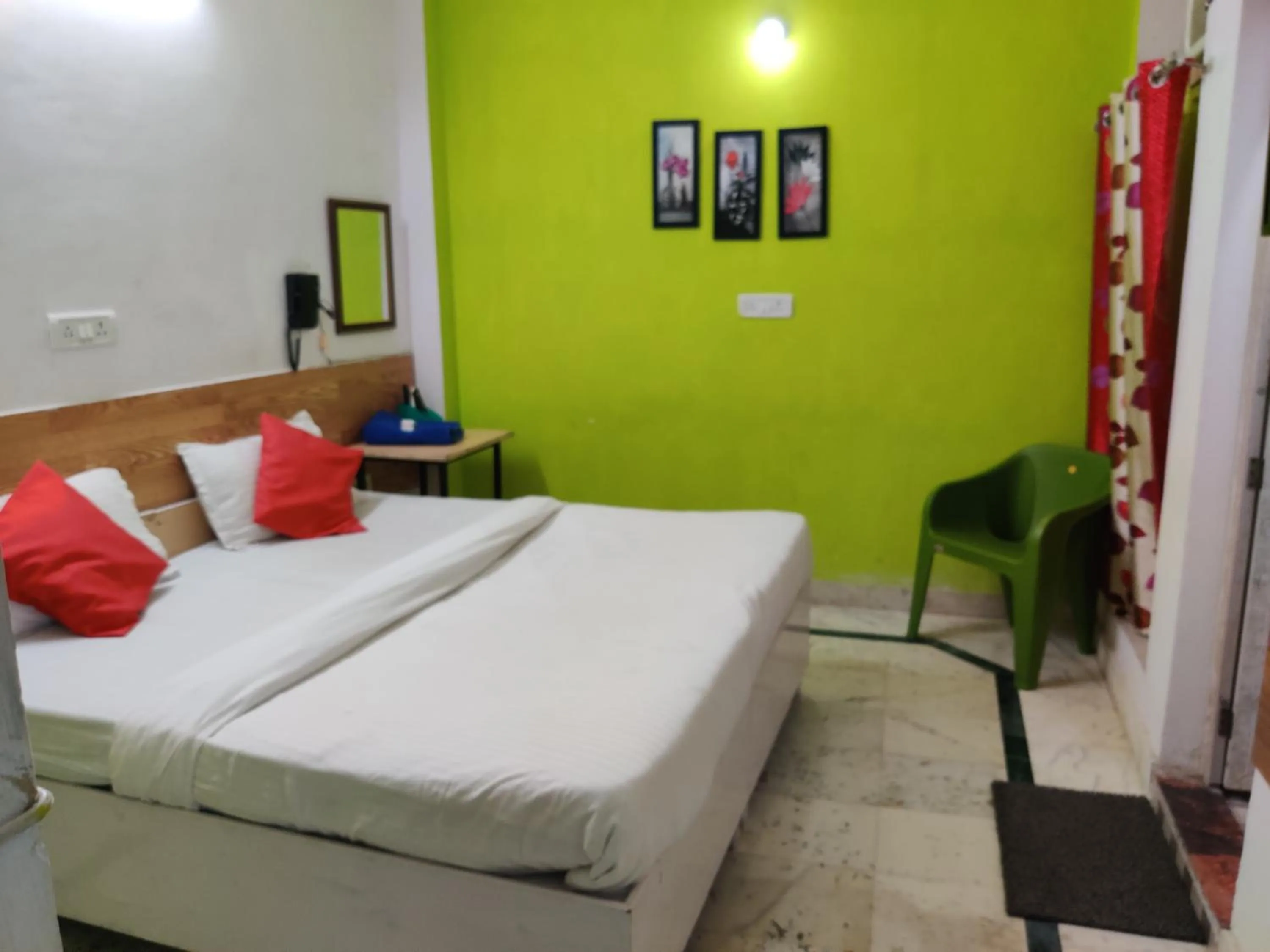 Photo of the whole room, Bed in Anand Villa One