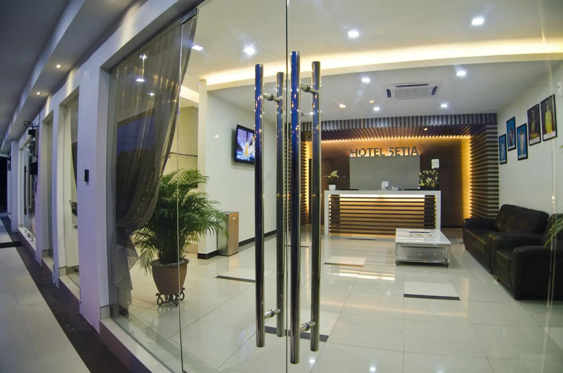 Facade/entrance in Hotel Setia Facade/entrance in Hotel Setia