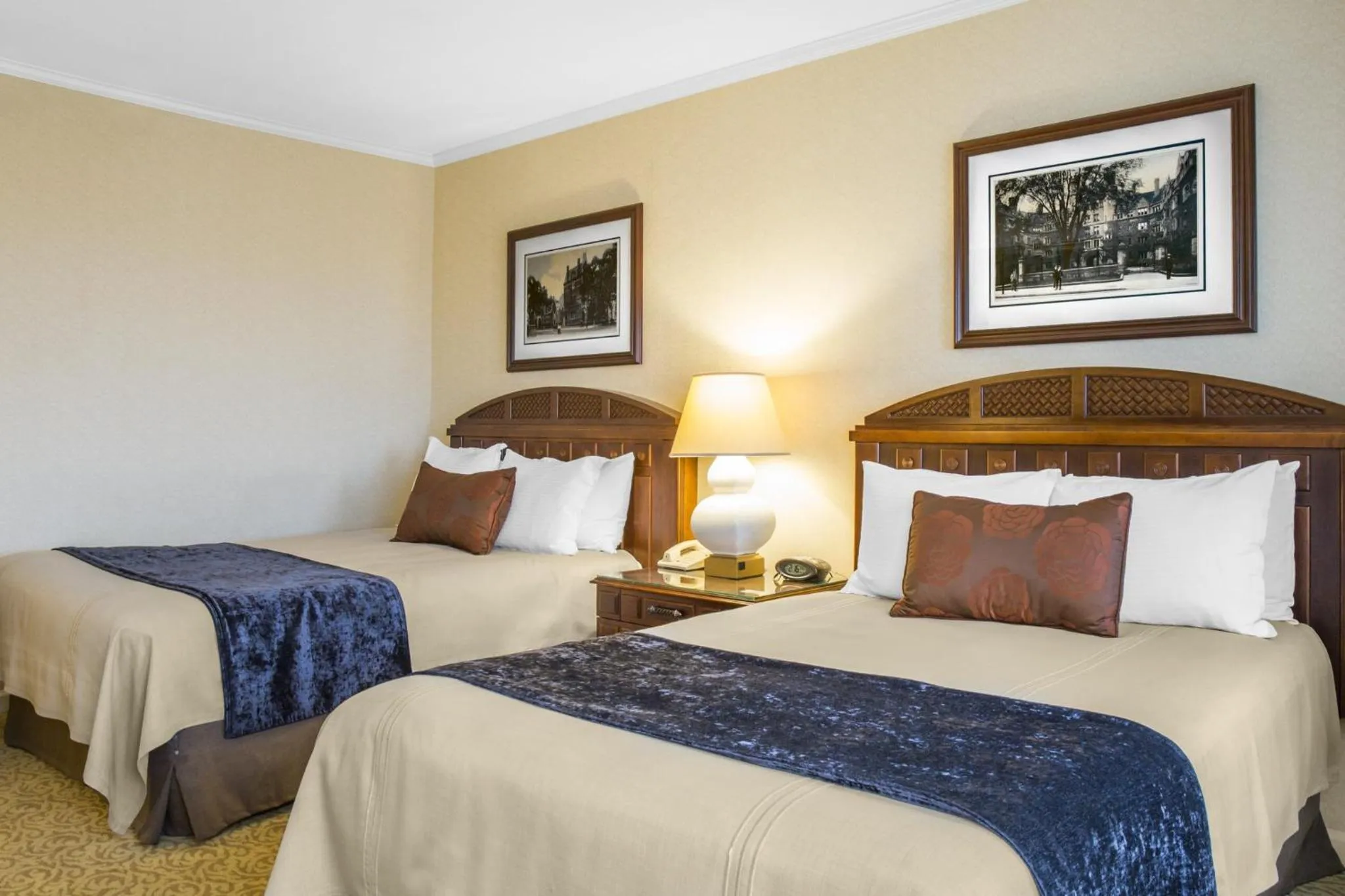 Photo of the whole room, Bed in Omni New Haven Hotel at Yale