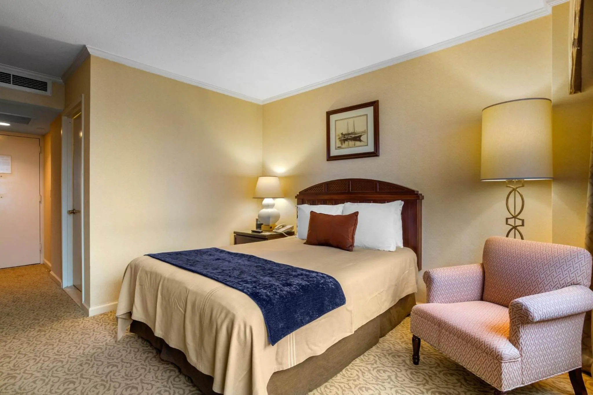 Photo of the whole room, Bed in Omni New Haven Hotel at Yale