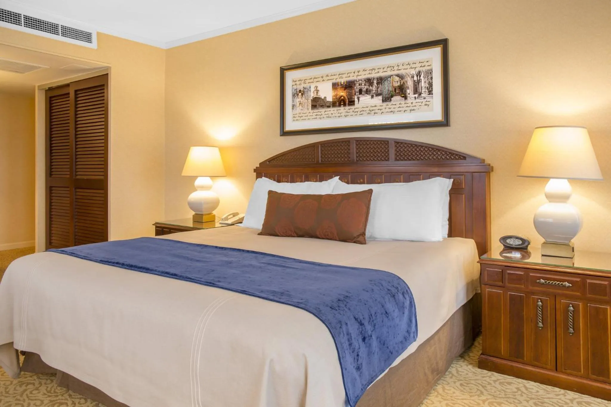 Photo of the whole room, Bed in Omni New Haven Hotel at Yale