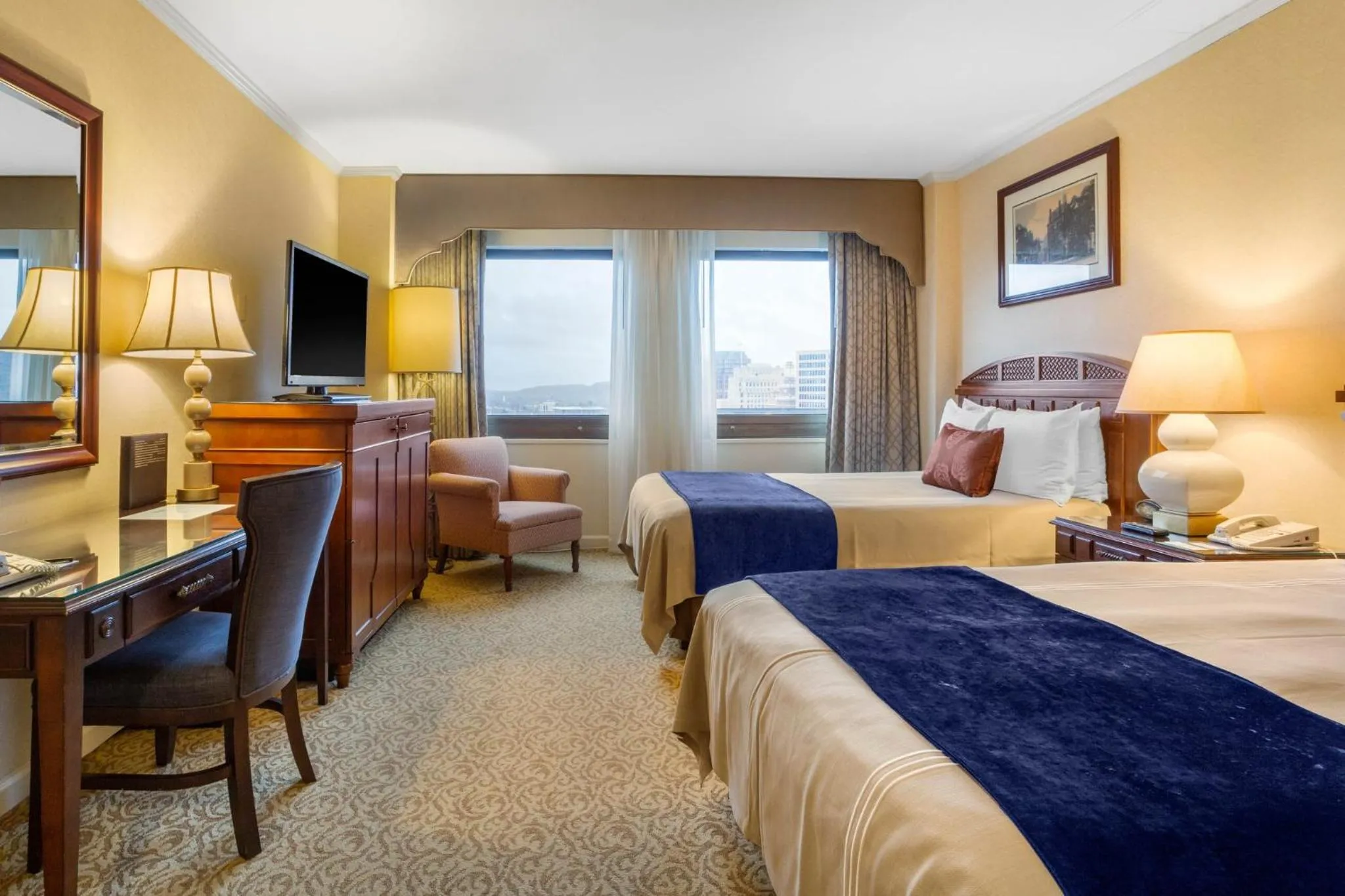 Photo of the whole room, Bed in Omni New Haven Hotel at Yale