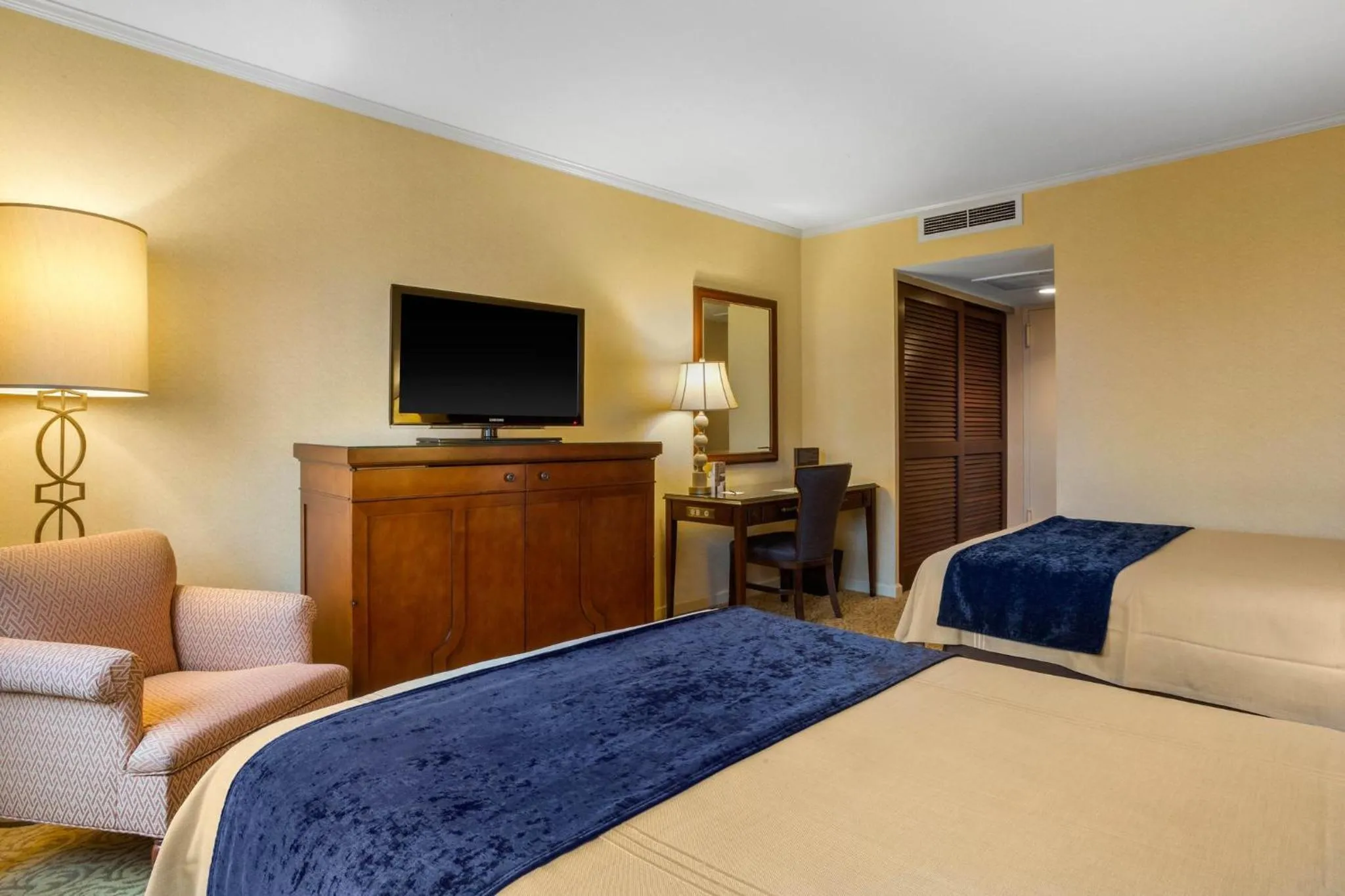 Photo of the whole room, Bed in Omni New Haven Hotel at Yale