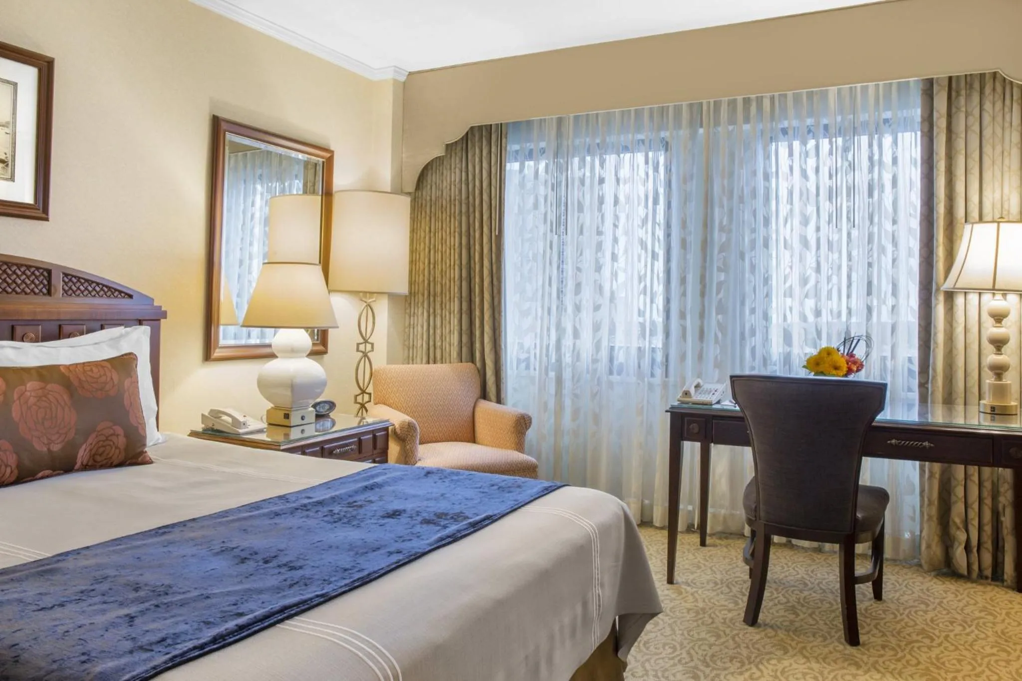 Photo of the whole room, Bed in Omni New Haven Hotel at Yale