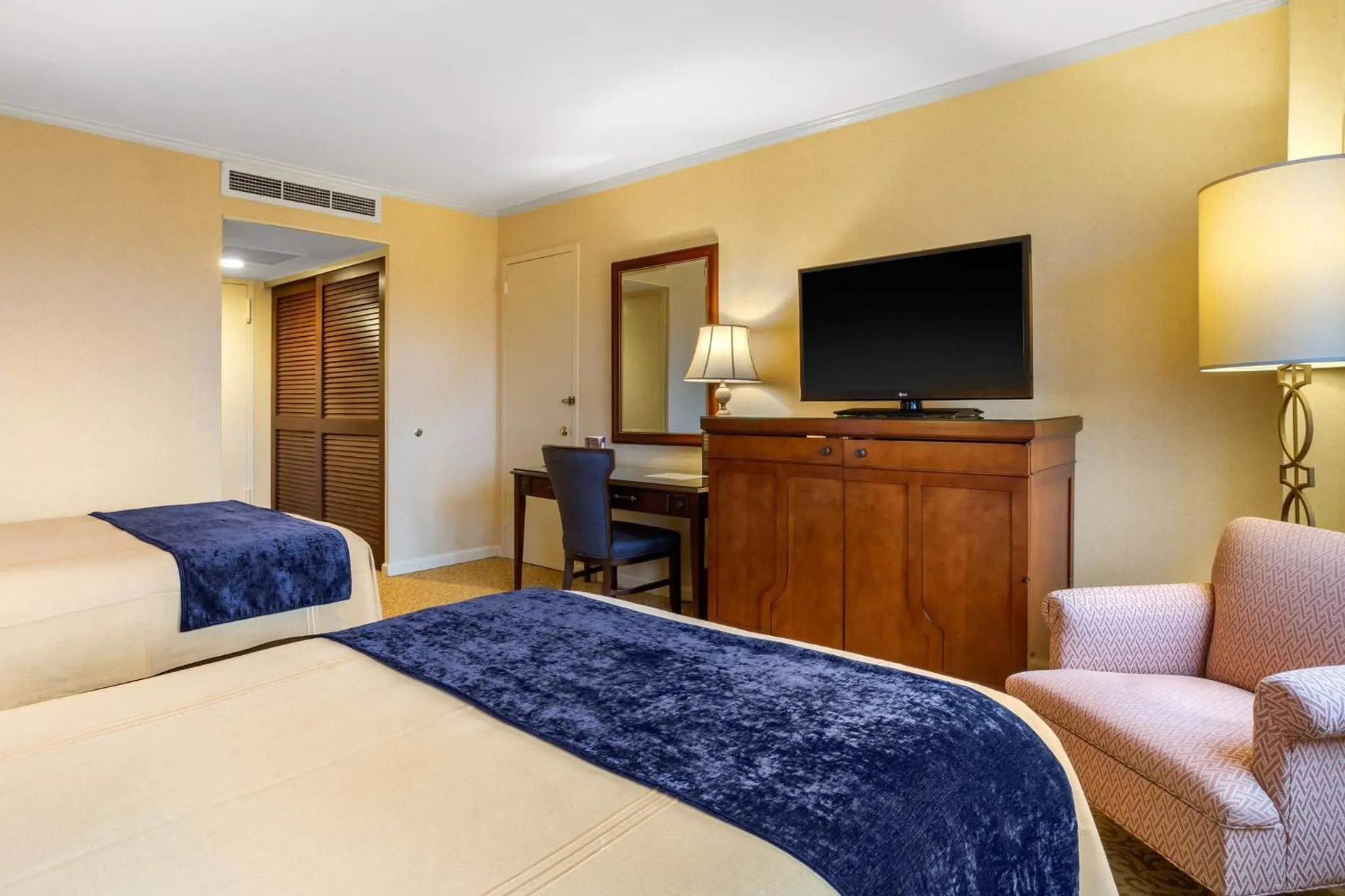 Photo of the whole room, Bed in Omni New Haven Hotel at Yale