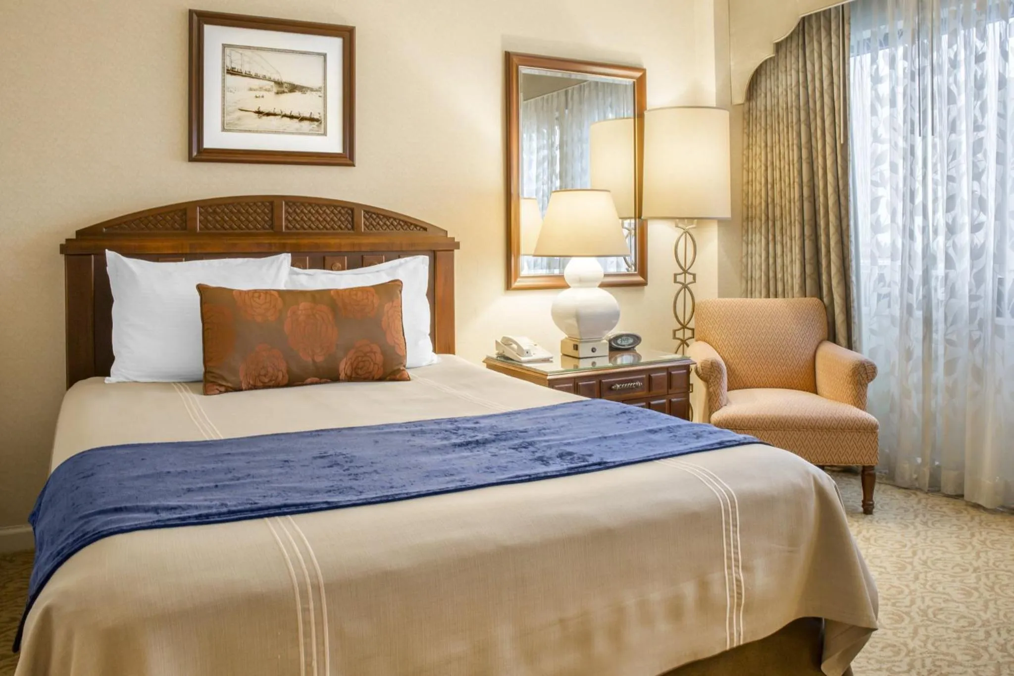 Photo of the whole room, Bed in Omni New Haven Hotel at Yale