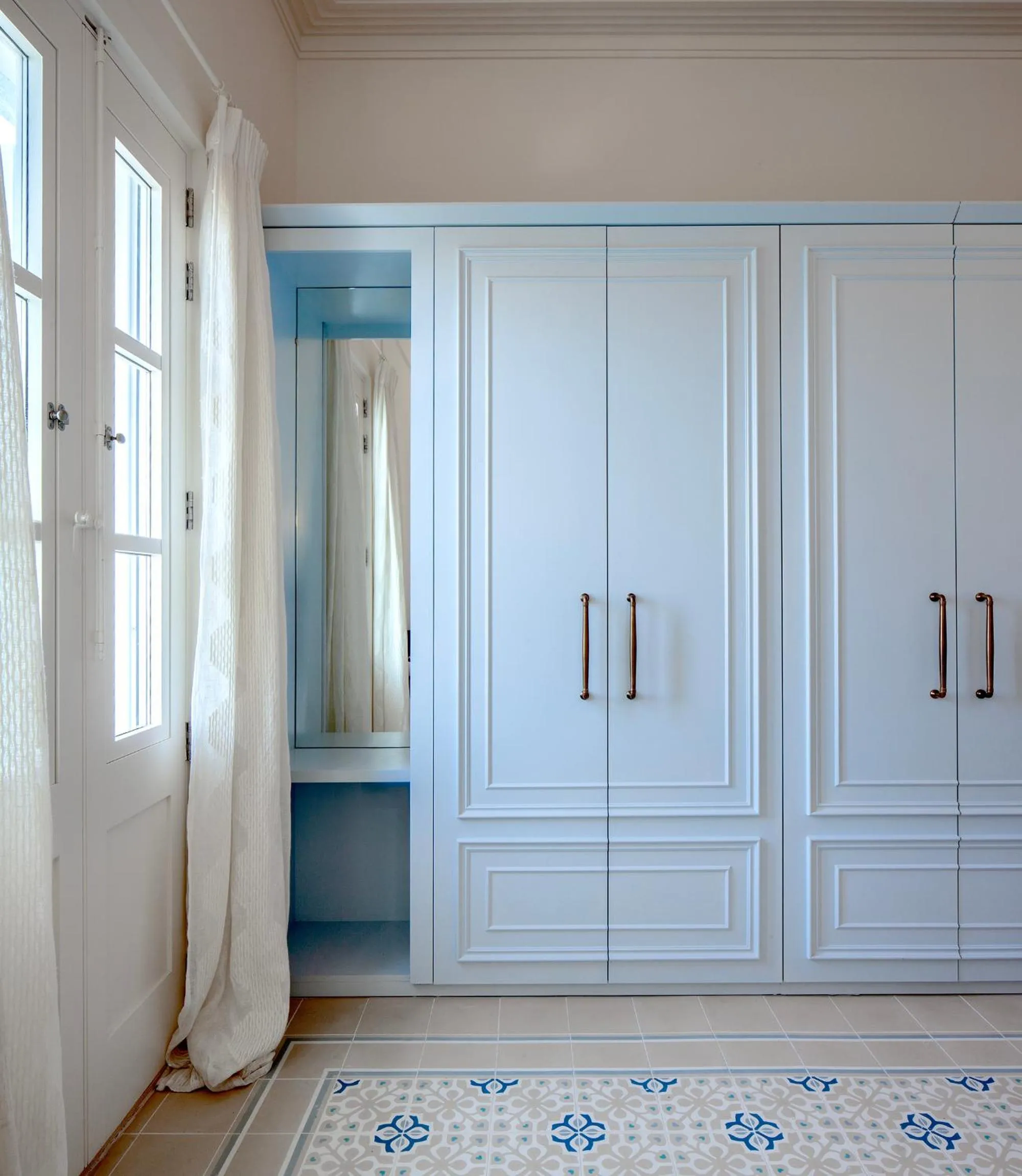 wardrobe in Iniala Harbour House