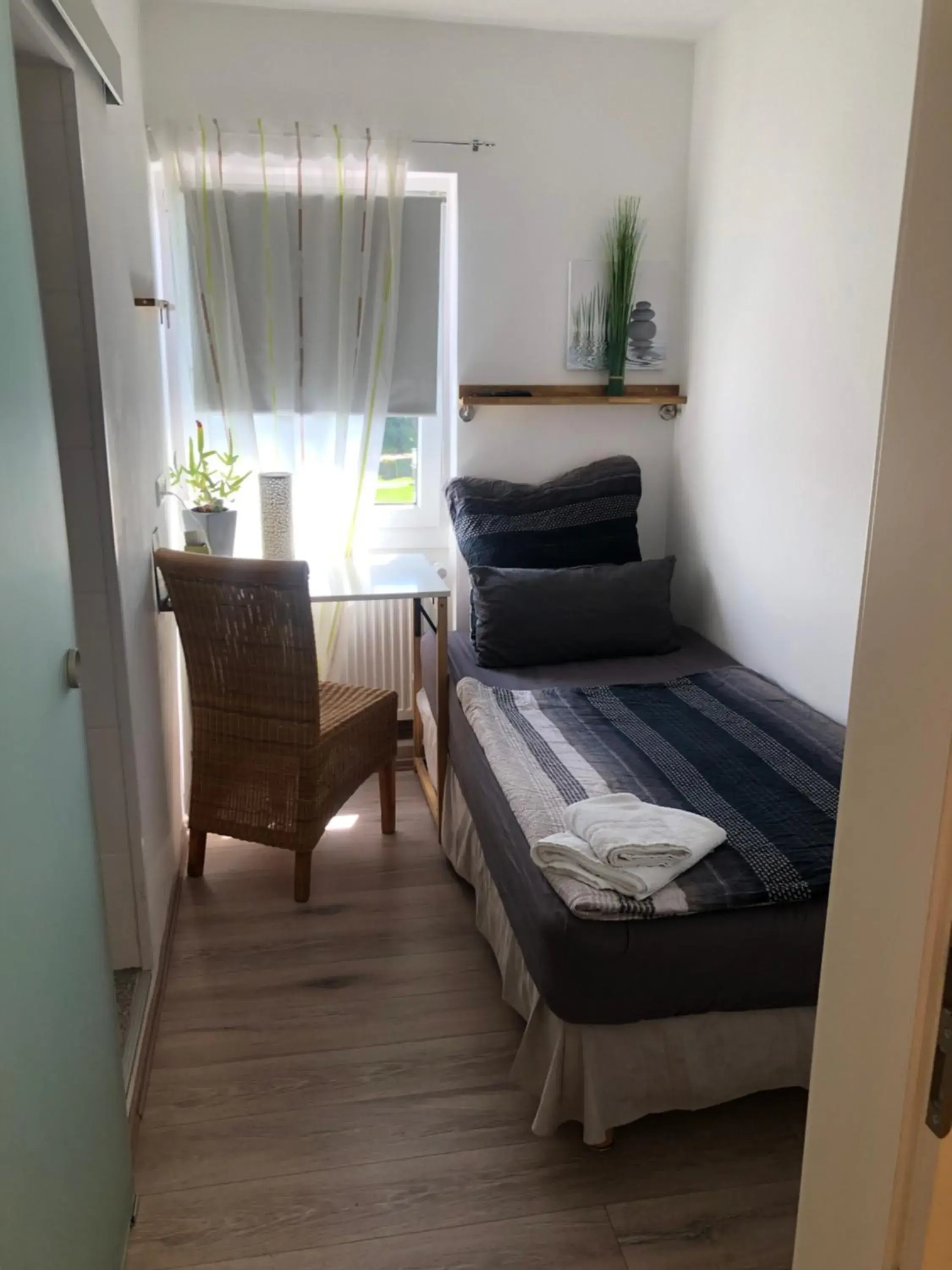 Single Room with Shower - single occupancy in Lazarus Hotel & Restaurant Single Room with Shower - single occupancy in Lazarus Hotel & Restaurant